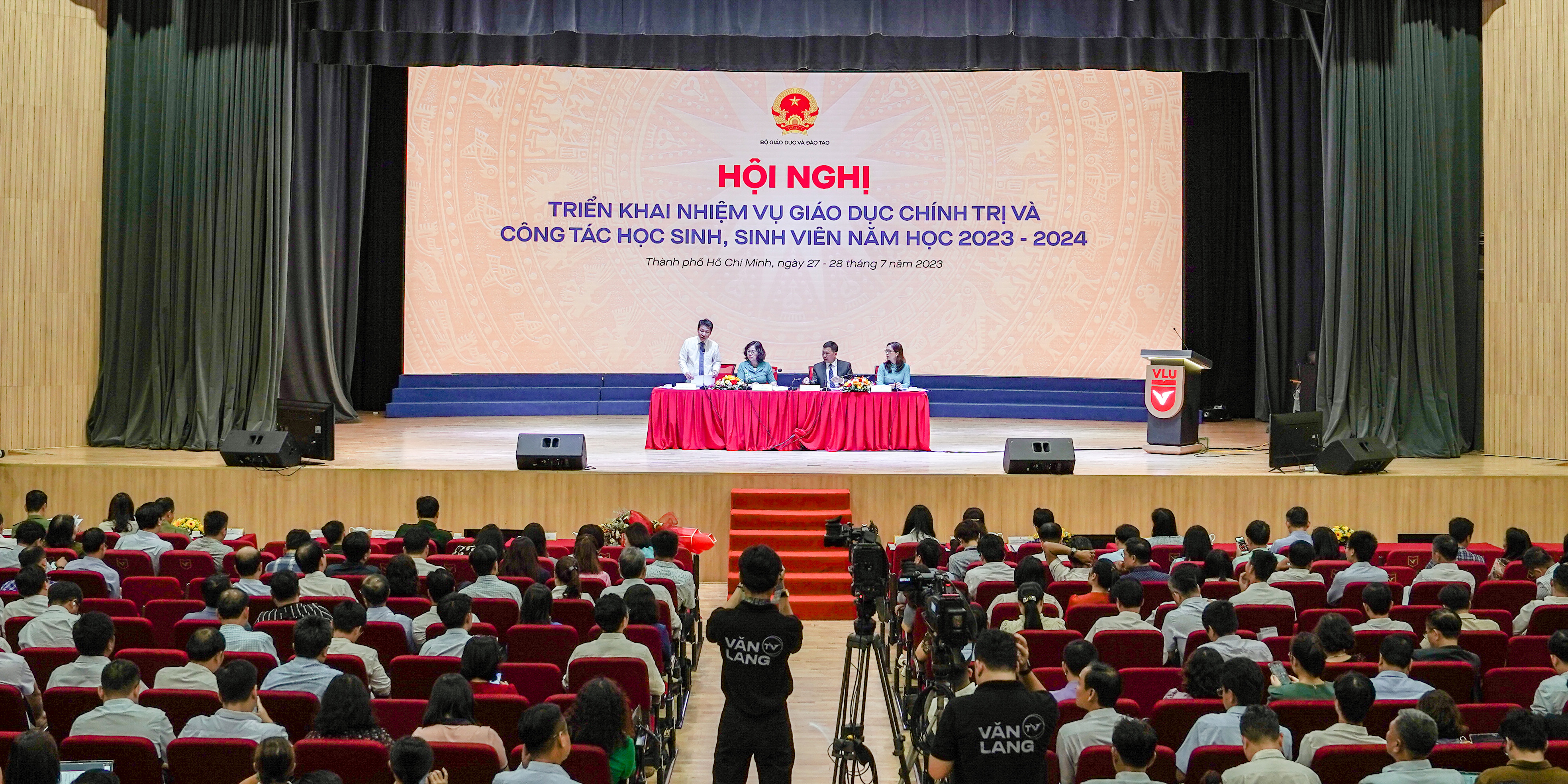 vlu-Hoi-nghi-tap-huan-va-trien-khai-cong-tac-giao-duc-chinh-tri-va-cong-tac-hoc-sinh-sinh-vien-nam-hoc-2023-2024-a.jpg