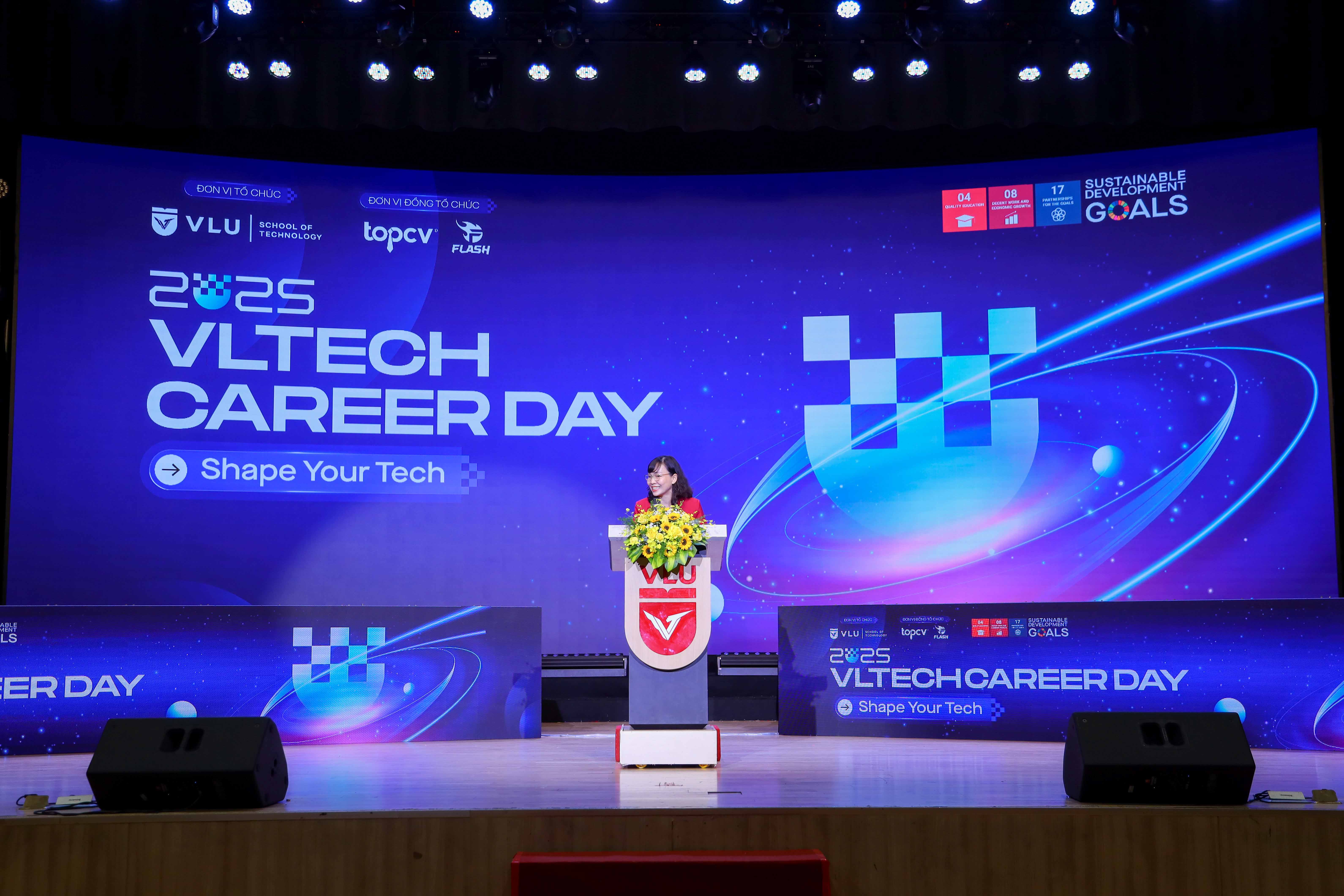 vlu-Sinh-vien-kham-pha-hang-ngan-co-hoi-viec-lam-khoi-nganh-cong-nghe-ky-thuat-tai-VLTech-Career-Day-2025-a.jpg