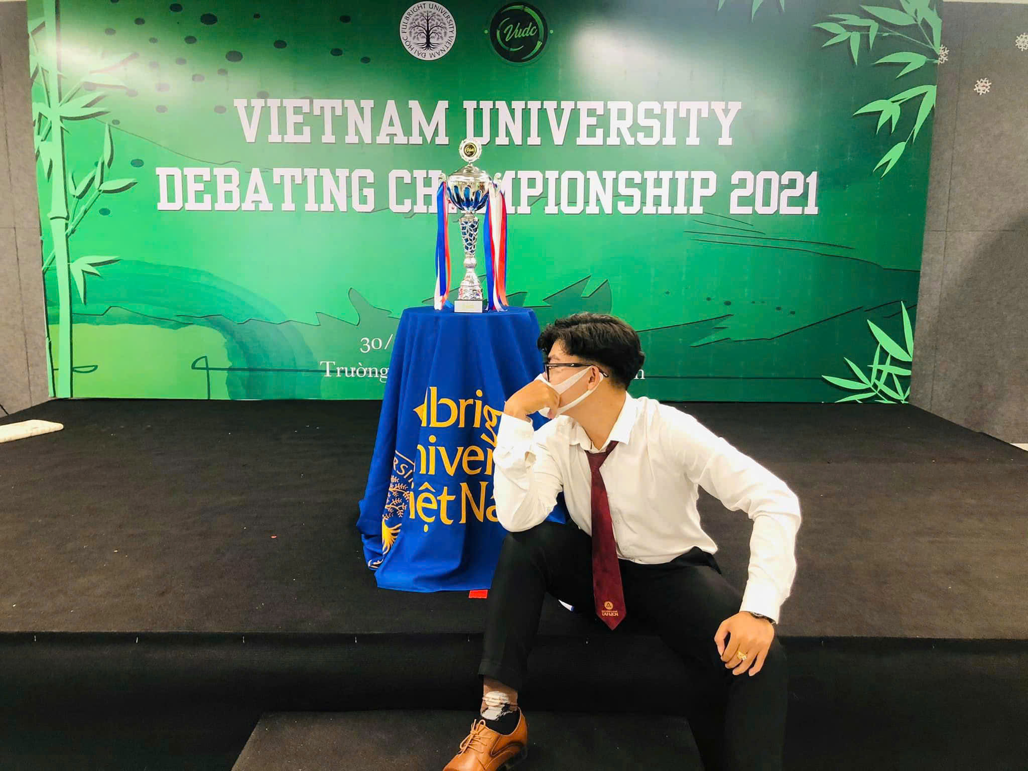 vlu-Tham gia thi Debate University Vietnam-vlu-sai-canh-chim-lac-niem-dam-me-xe-dich-di-nguoc-voi-truyen-thong-gia-dinh-den-voi-hanh-trinh-truong-thanh-tai-van-lang.jpg