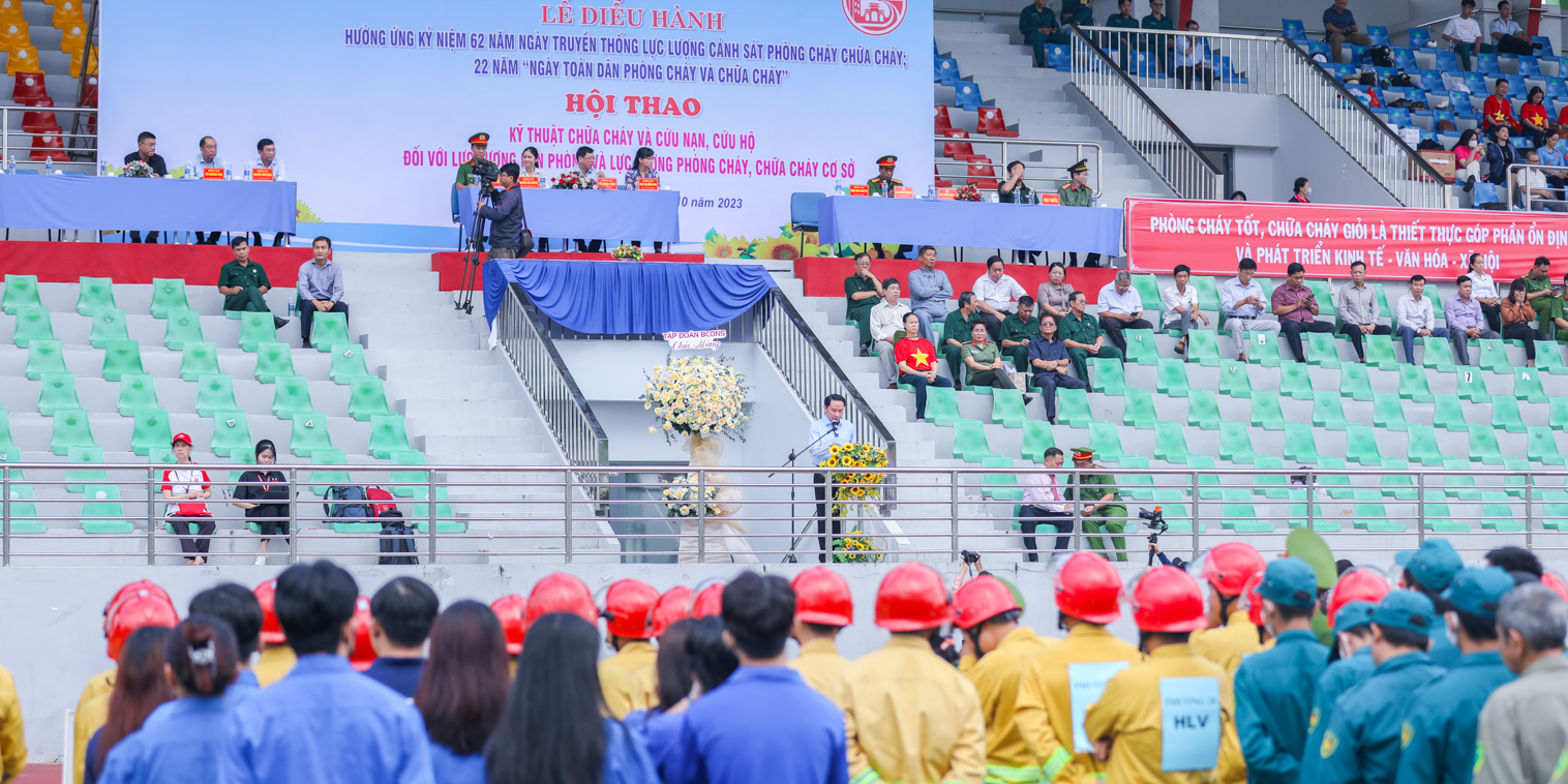 vlu-Truong-Dai-hoc-Van-Lang-tham-du-Le-dieu-hanh-va-Hoi-thao-Ky-thuat-Chua-chay-Cuu-nan-Cuu-ho-Quan-Binh-Thanh-b.jpg