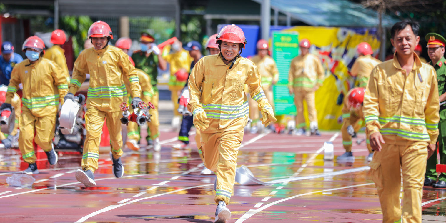vlu-Truong-Dai-hoc-Van-Lang-tham-du-Le-dieu-hanh-va-Hoi-thao-Ky-thuat-Chua-chay-Cuu-nan-Cuu-ho-Quan-Binh-Thanh-d.jpg