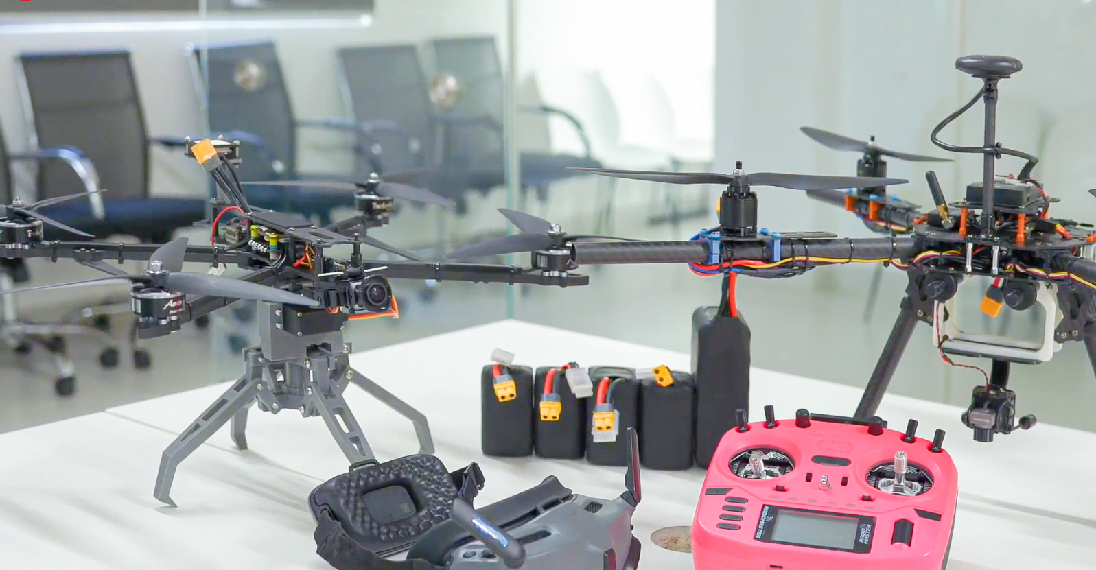 vlu-VANLANGUAV-Dai-dien-Truong-Dai-hoc-Van-Lang-dat-Giai-Khuyen-khich-tai-Cuoc-thi-Sang-tao-UAV-2025-Cup-PV-GAS-b.jpg