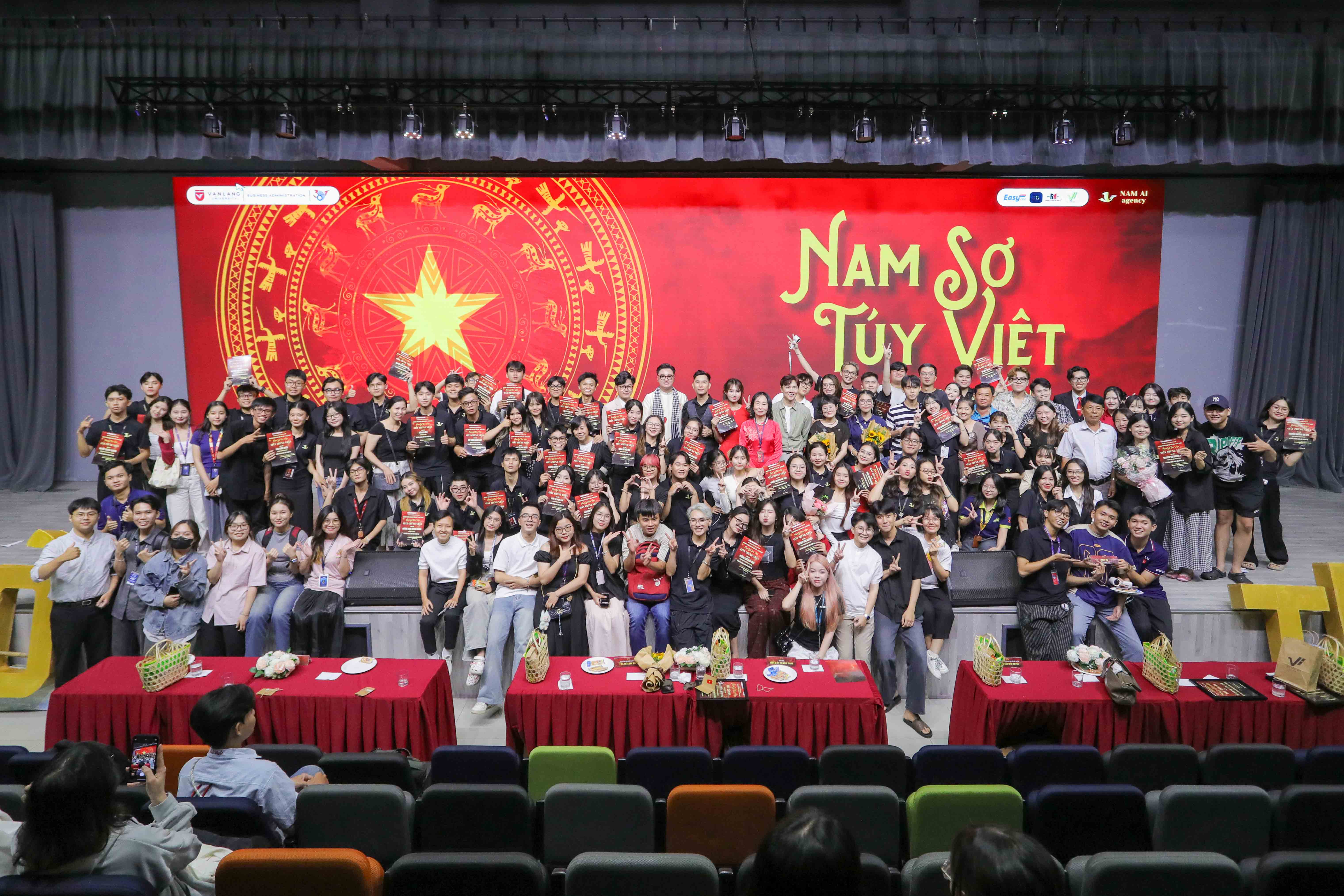 vlu-bai-thi-do-so-cua-sinh-vien-quan-tri-kinh-doanh-lan-toa-gia-tri-nhan-van-thong-qua-04-su-kien-zzzp.jpg