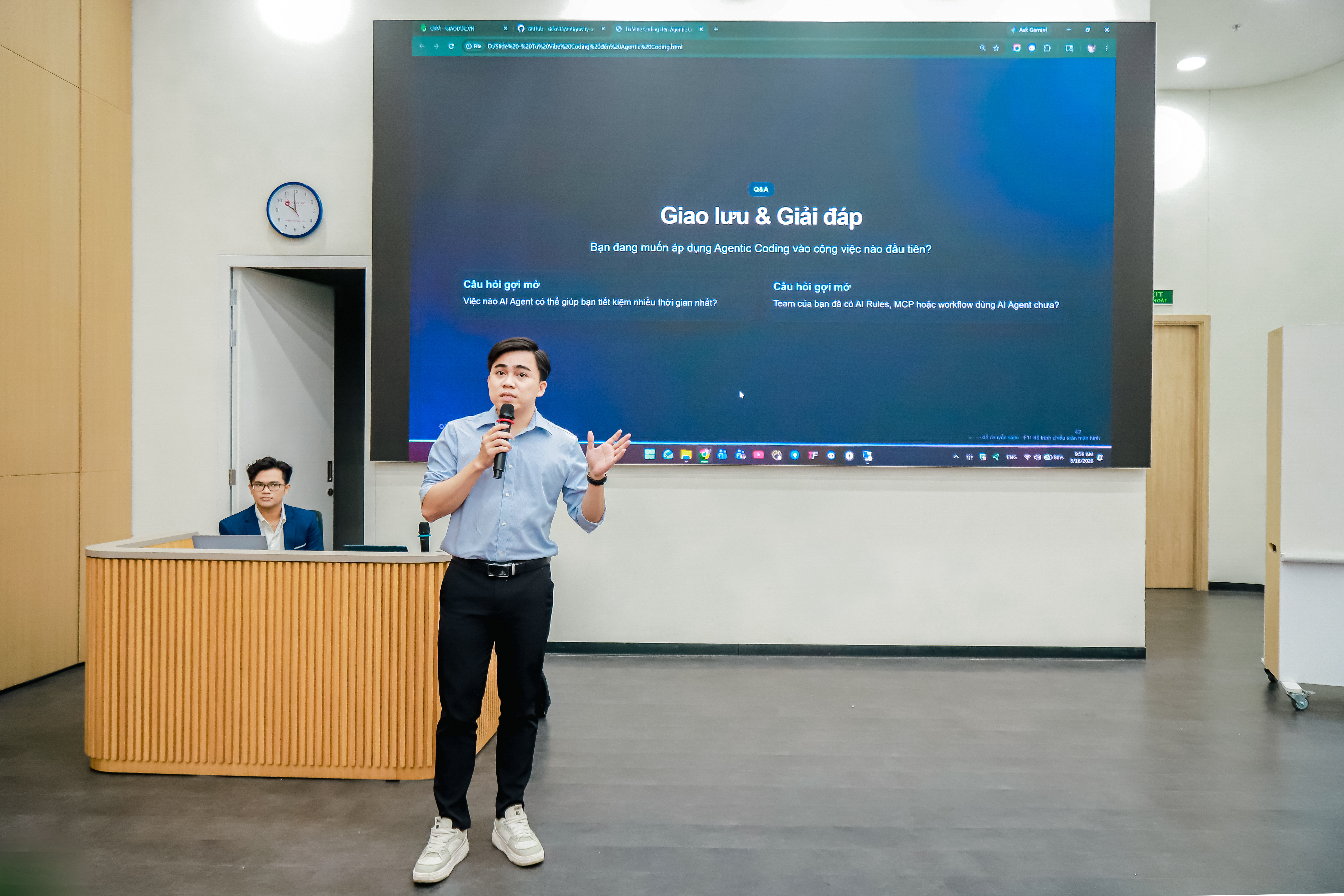 vlu-bat-nhip-xu-huong-xay-dung-tro-ly-code-bang-ai-cung-sinh-vien-van-lang-c.jpg