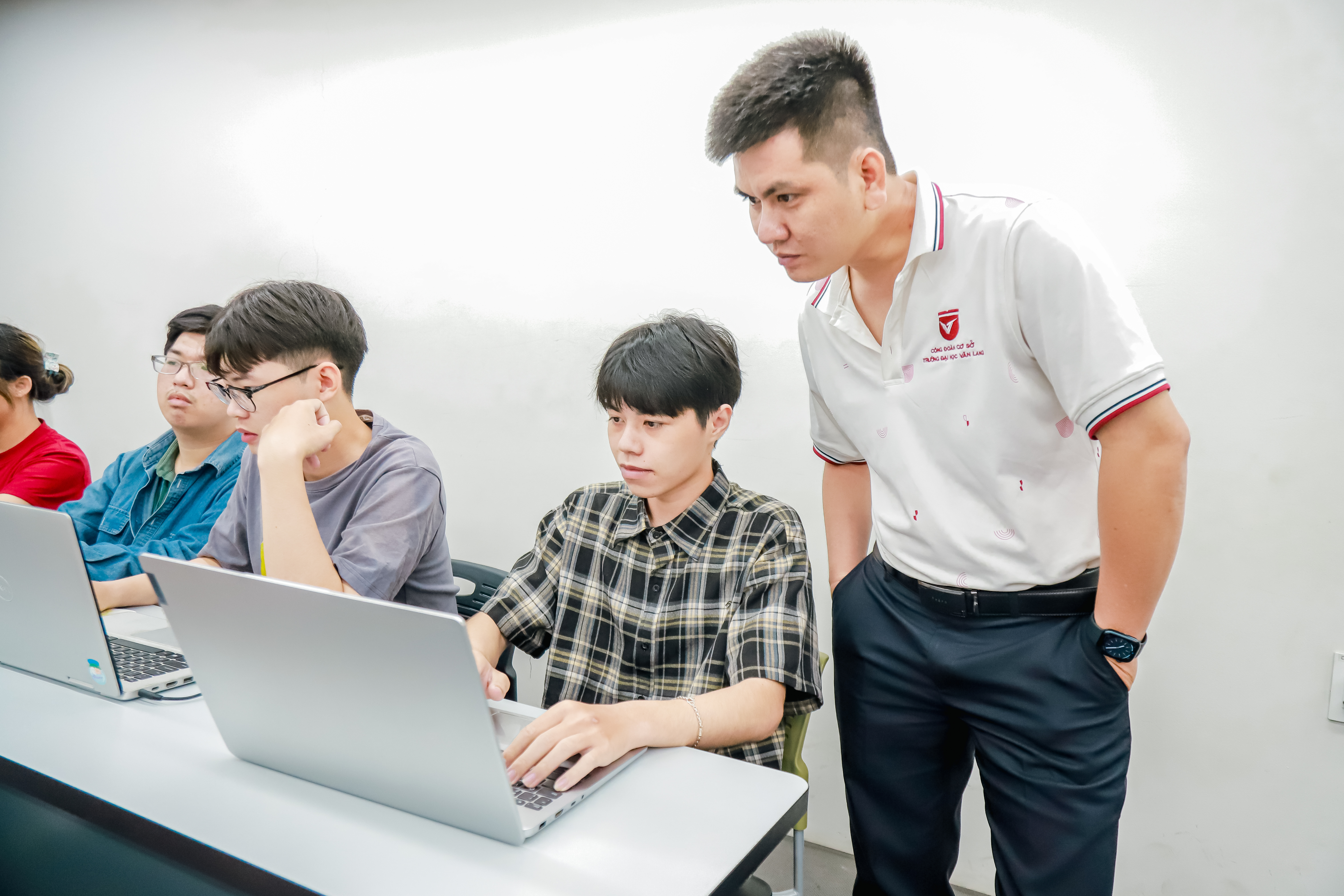vlu-bat-nhip-xu-huong-xay-dung-tro-ly-code-bang-ai-cung-sinh-vien-van-lang-d.jpg