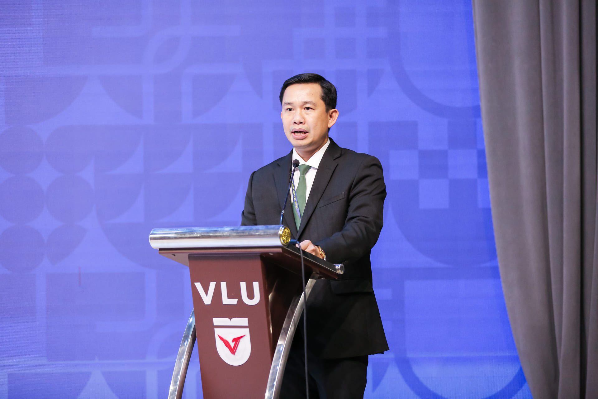 vlu-be-mac-dot-khao-sat-chinh-thuc-phuc-vu-danh-gia-ngoai-06-chuong-trinh-dao-tao-trinh-do-thac-si-va-dai-hoc-cua-truong-dai-hoc-van-lang-c.jpg
