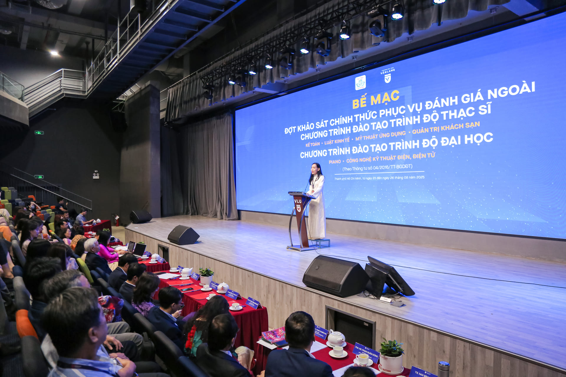 vlu-be-mac-dot-khao-sat-chinh-thuc-phuc-vu-danh-gia-ngoai-06-chuong-trinh-dao-tao-trinh-do-thac-si-va-dai-hoc-cua-truong-dai-hoc-van-lang-d.jpg