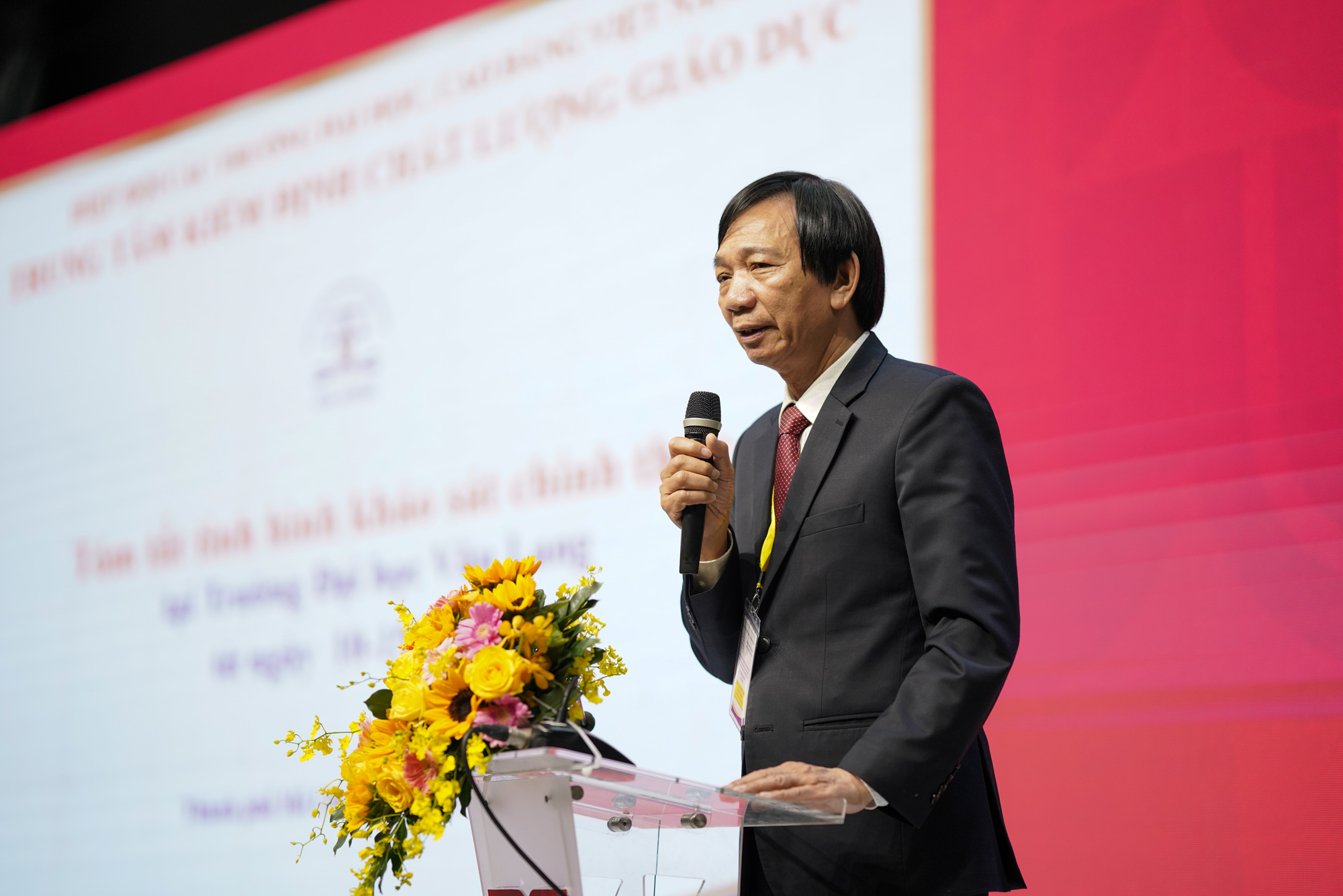 vlu-be-mac-kiem-dinh-danh-gia-ngoai-b.jpg