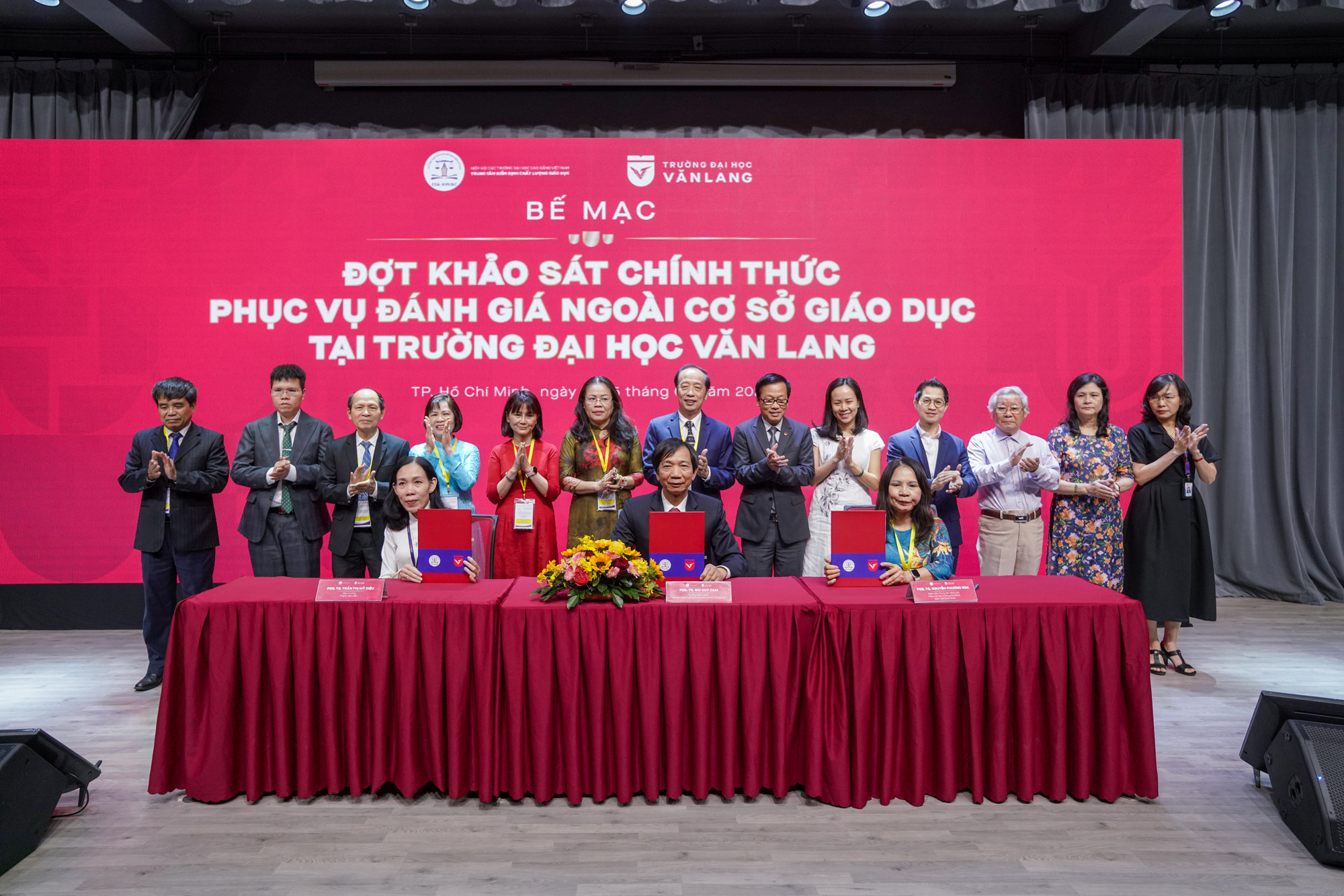 vlu-be-mac-kiem-dinh-danh-gia-ngoai-j.jpg