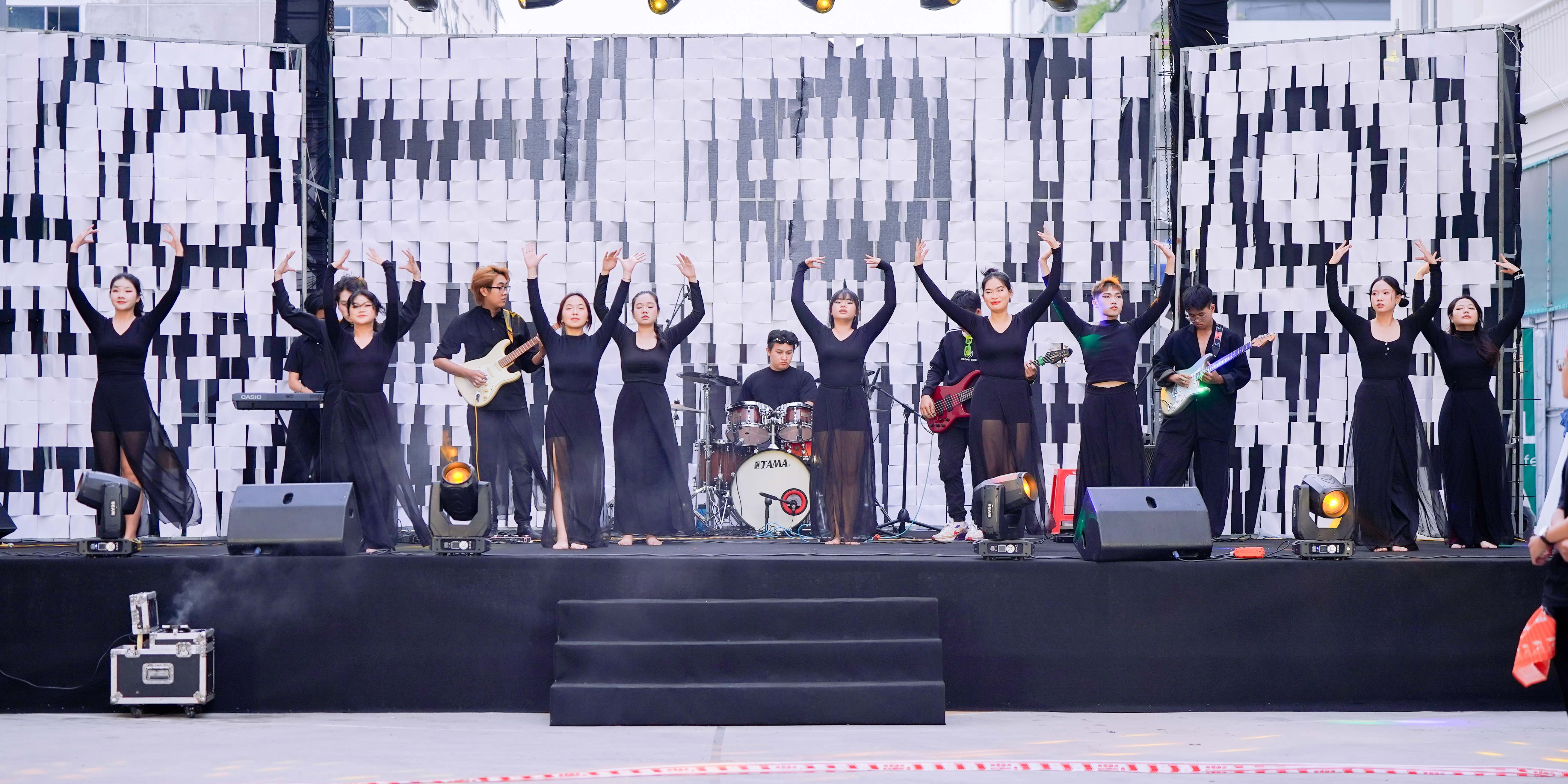 vlu-bung-no-dem-le-hoi-truyen-thong-vang-2024-cua-khoa-kien-truc-d.jpg