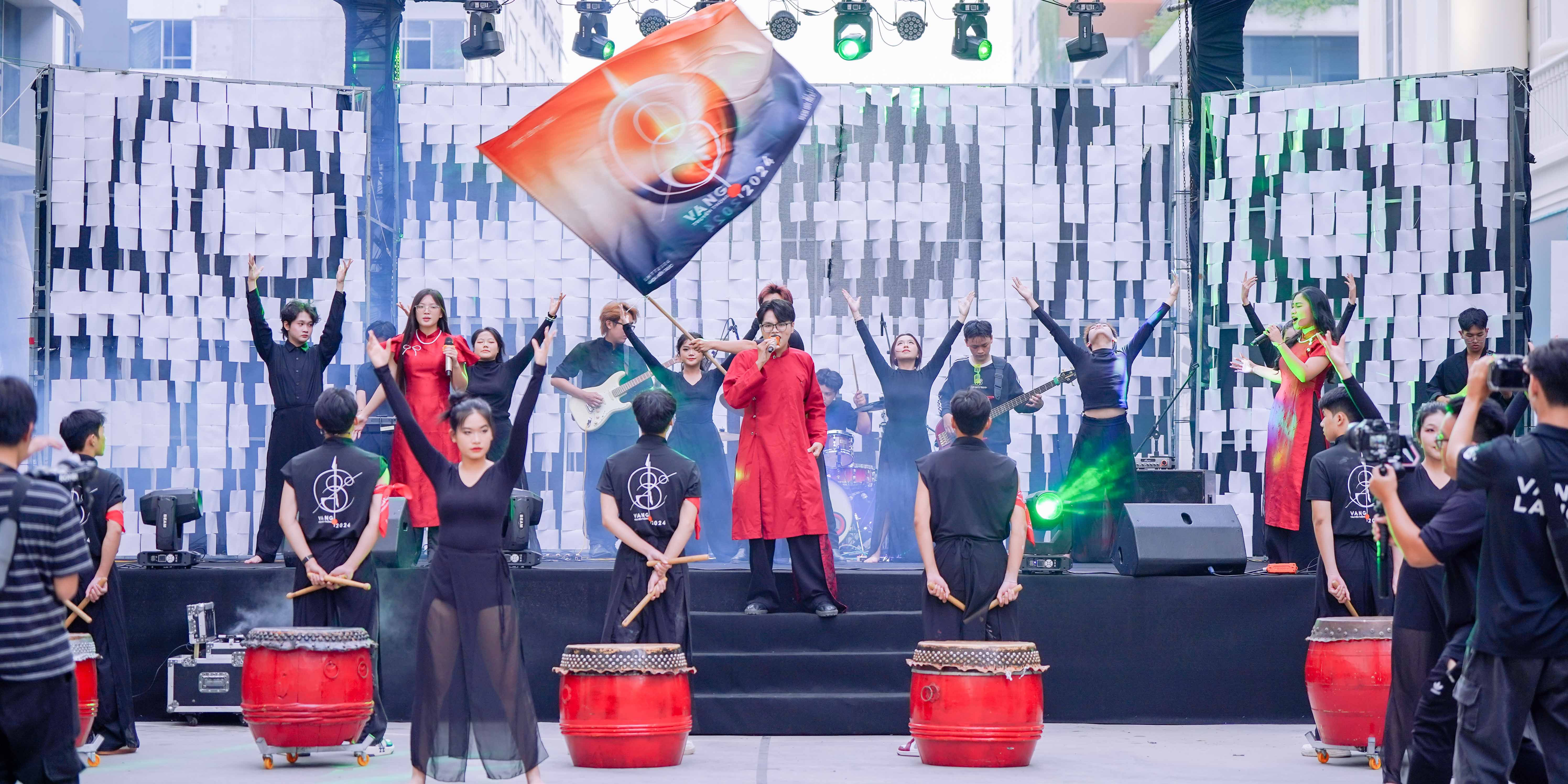 vlu-bung-no-dem-le-hoi-truyen-thong-vang-2024-cua-khoa-kien-truc-e.jpg