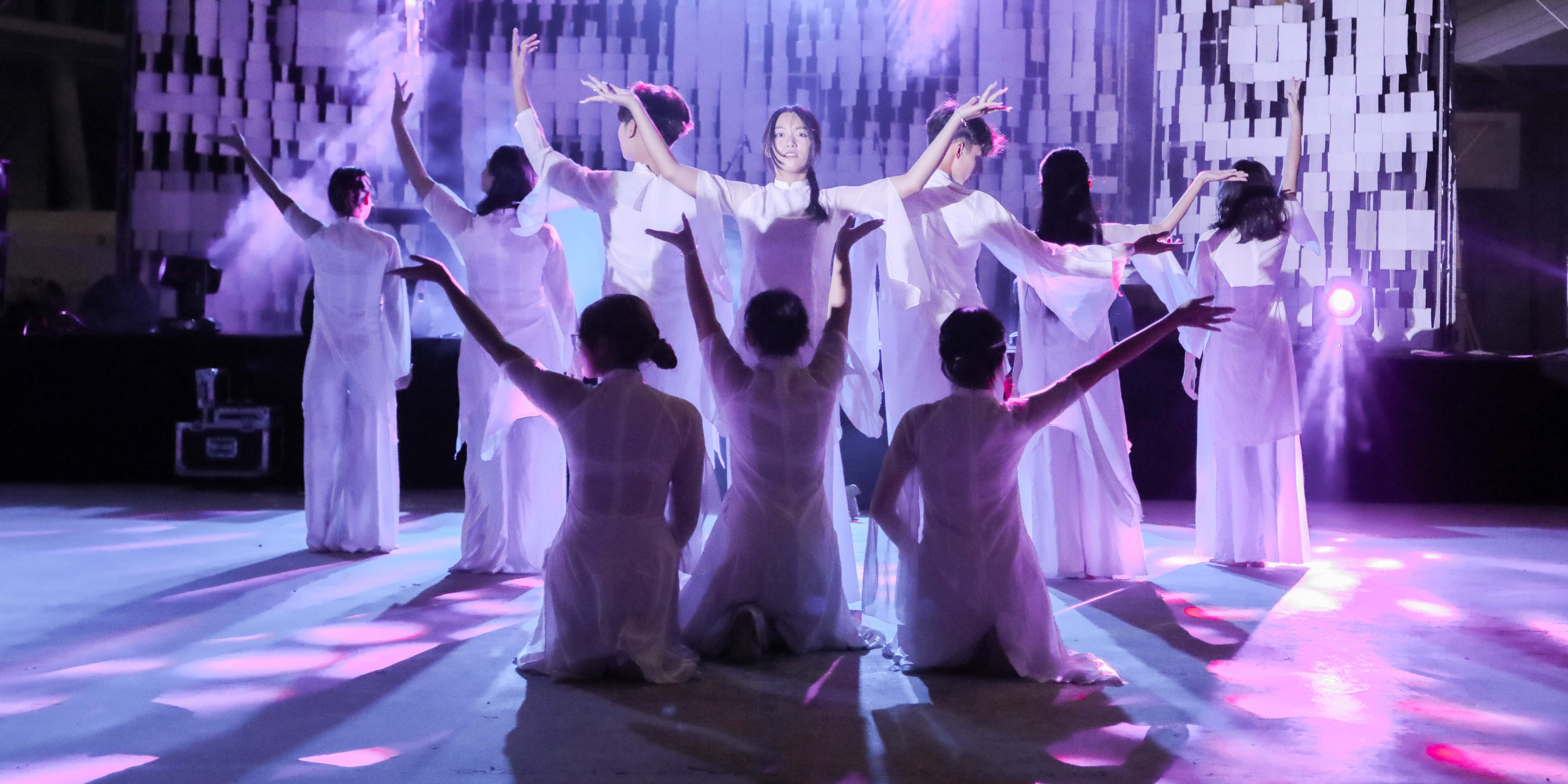 vlu-bung-no-dem-le-hoi-truyen-thong-vang-2024-cua-khoa-kien-truc-i.jpg