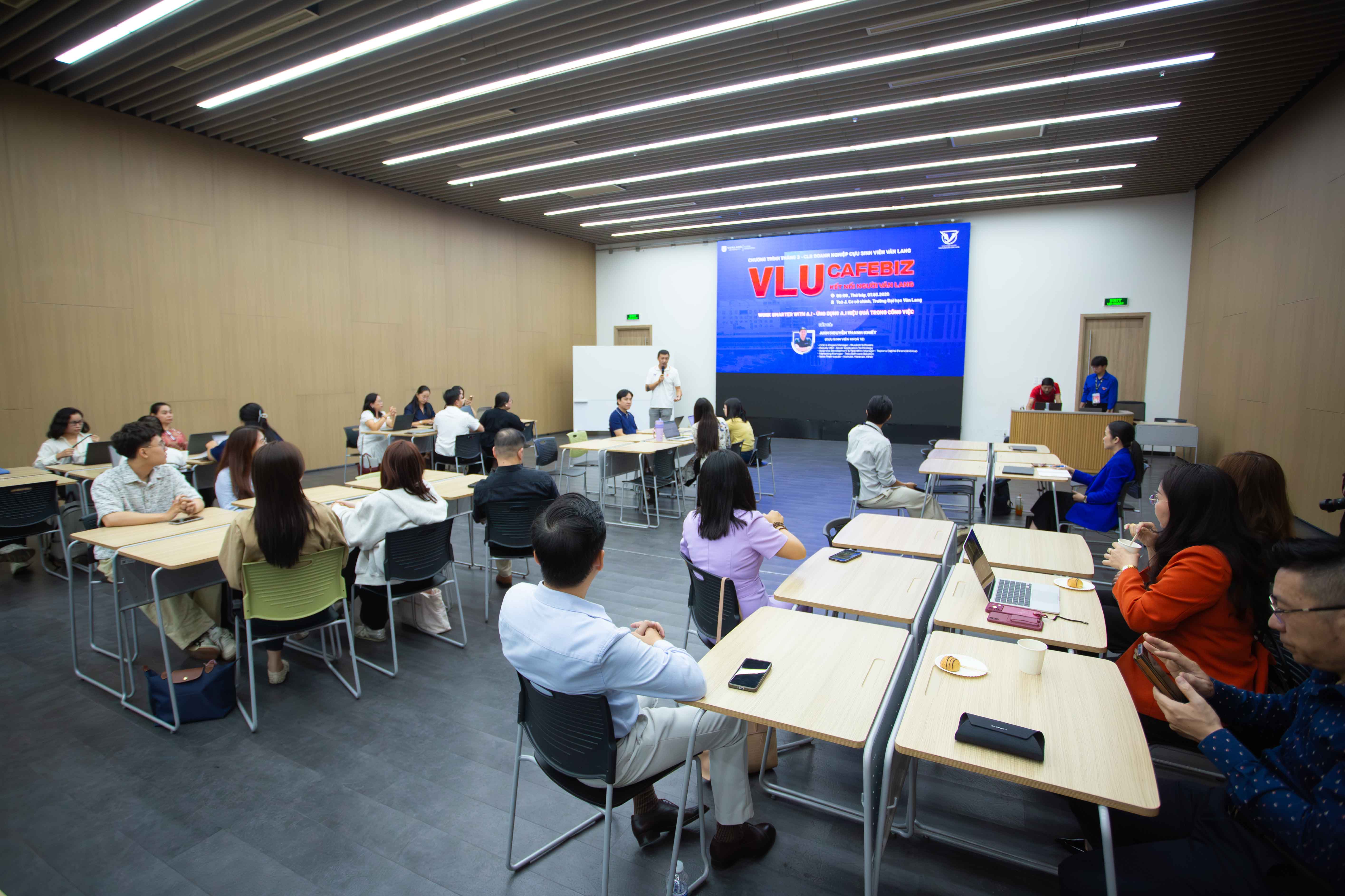 vlu-cafebiz-ket-noi-nguoi-van-lang-work-smarter-with-ai-ung-dung-ai-hieu-qua-trong-cong-viec-a.jpg