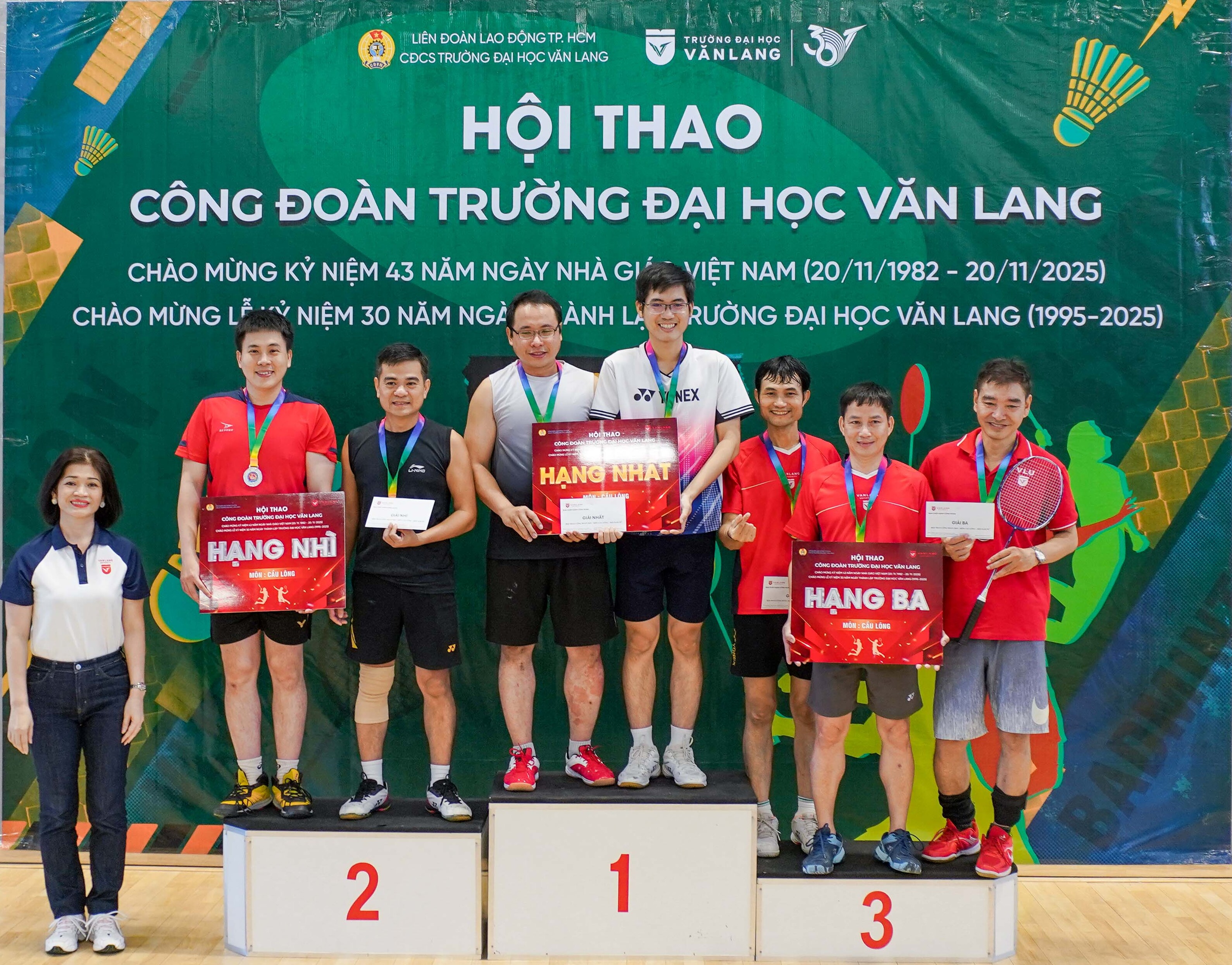 vlu-can-bo-giang-vien-van-lang-hao-hung-tham-gia-hoi-thao-cong-doan-chao-mung-ky-niem-30-nam-thanh-lap-truong-e.jpg