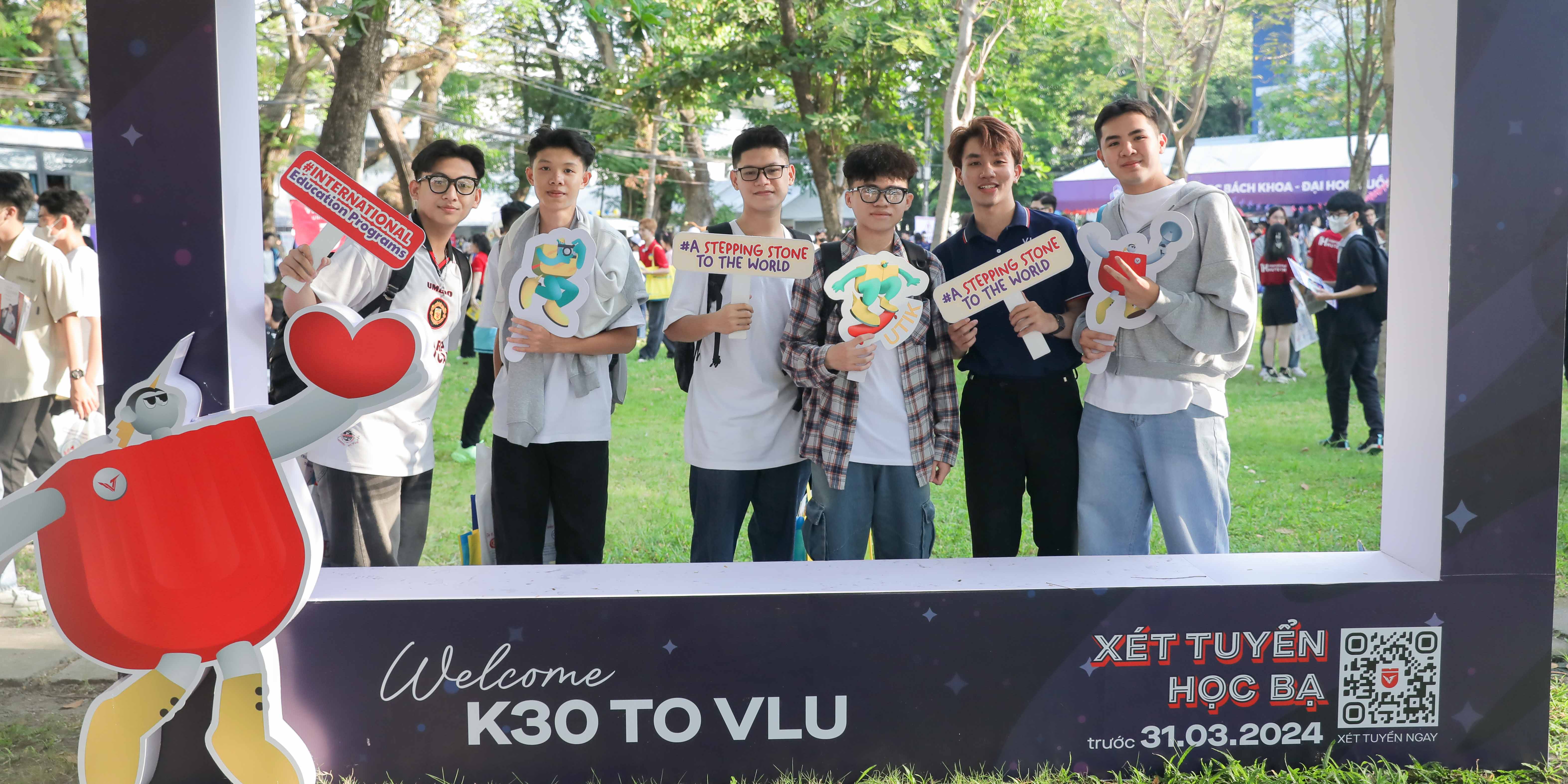 vlu-chao-don-hon-2000-hoc-sinh-thpt-tai-ngay-hoi-tu-van-huong-nghiep-2024-b.jpg