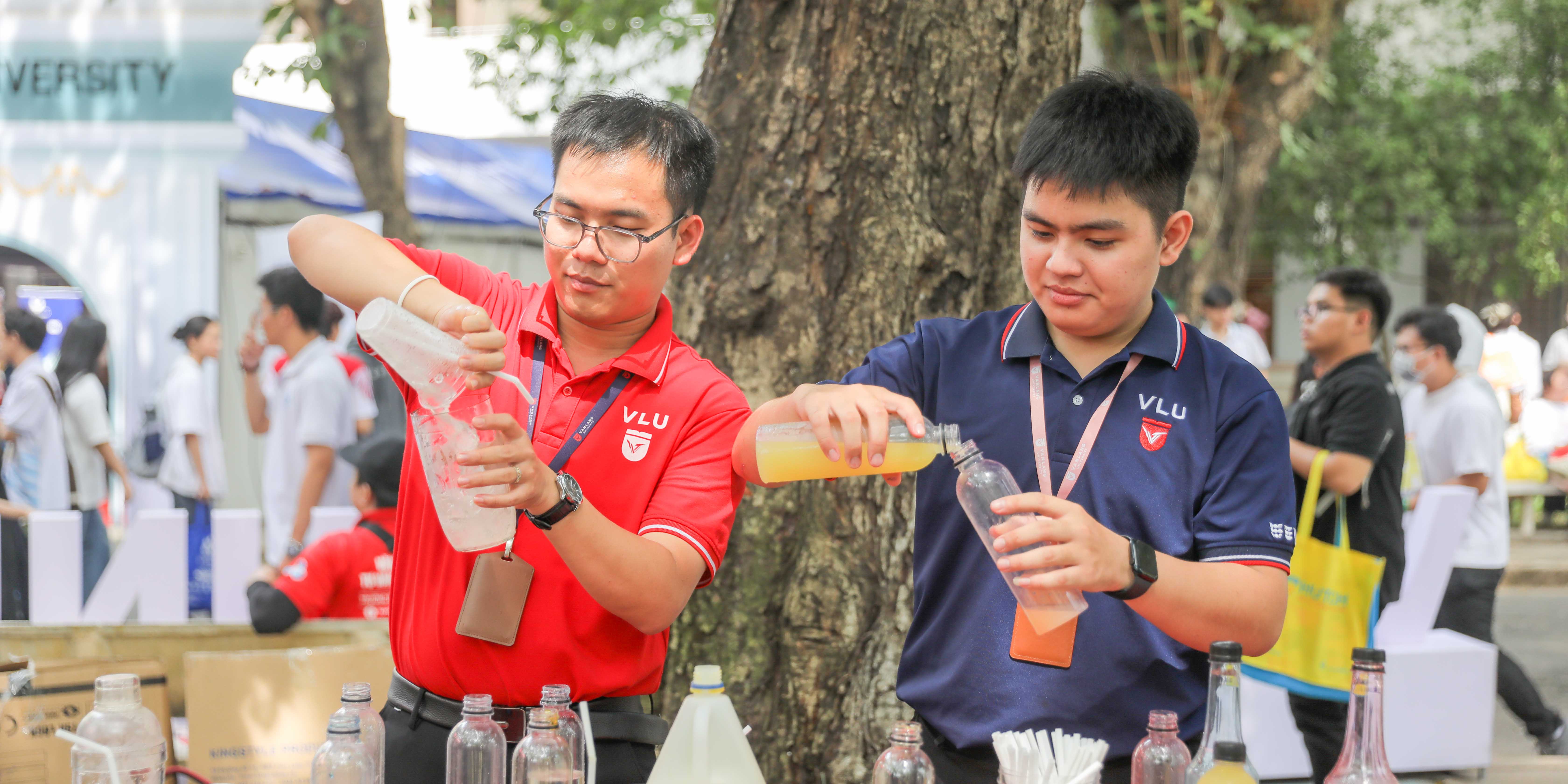 vlu-chao-don-hon-2000-hoc-sinh-thpt-tai-ngay-hoi-tu-van-huong-nghiep-2024-i.jpg