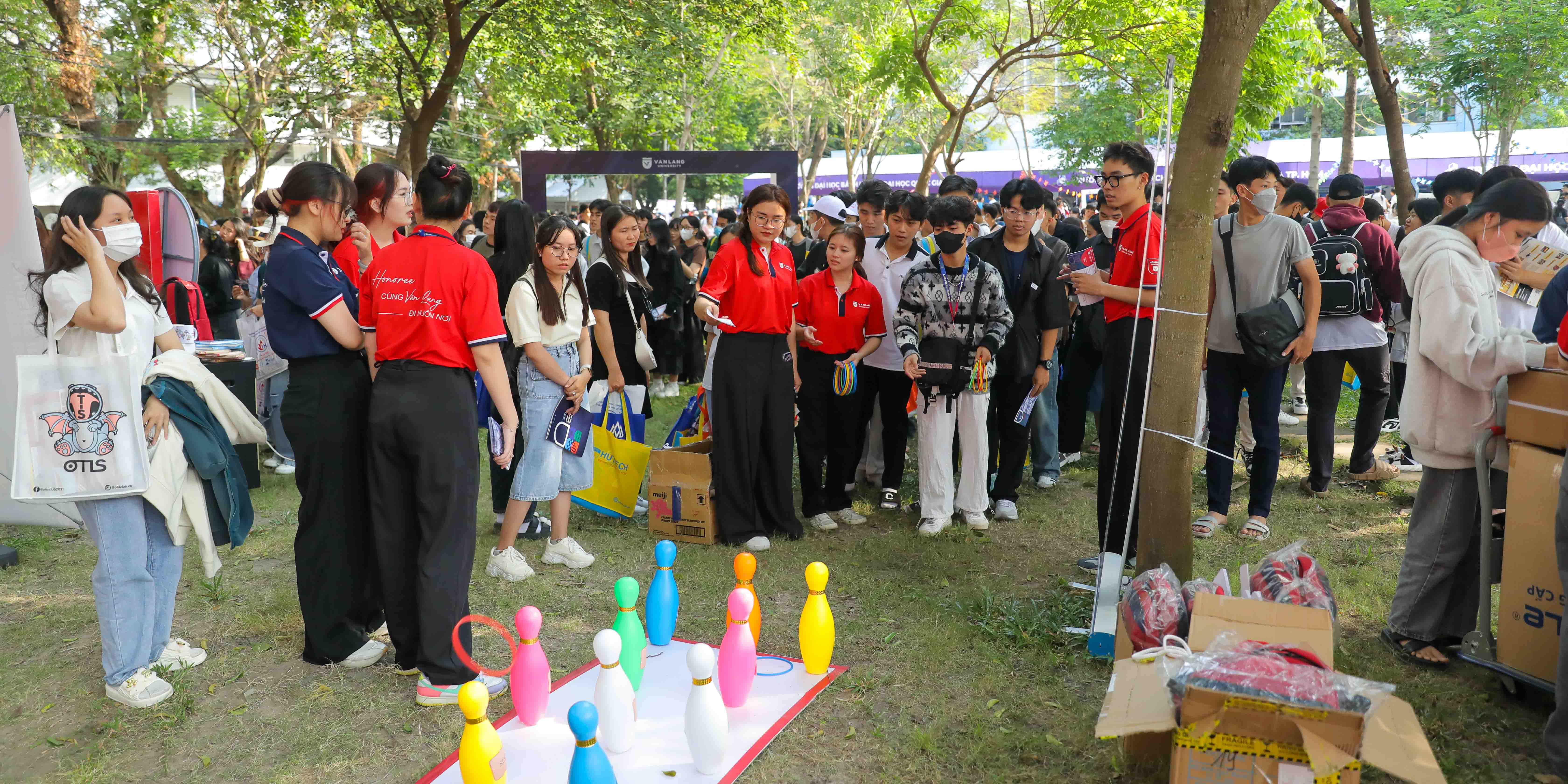 vlu-chao-don-hon-2000-hoc-sinh-thpt-tai-ngay-hoi-tu-van-huong-nghiep-2024-l.jpg