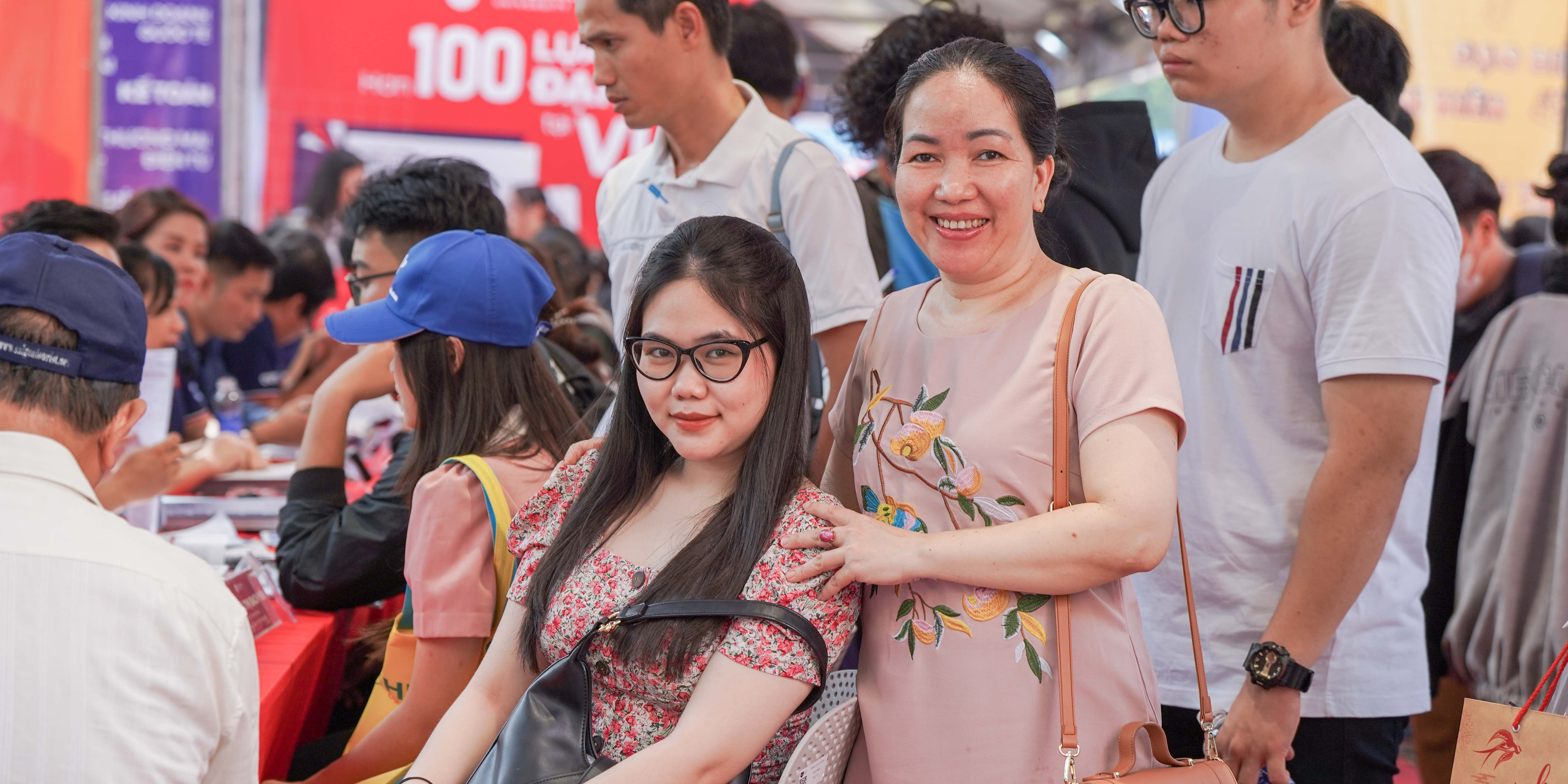 vlu-chao-don-hon-2000-hoc-sinh-thpt-tai-ngay-hoi-tu-van-huong-nghiep-2024-p.jpg