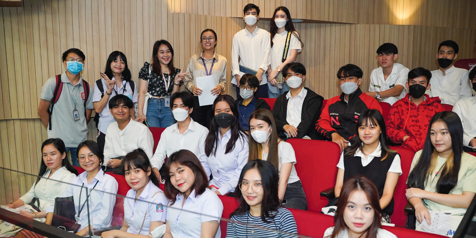 vlu-chao-don-luu-hoc-sinh-lao-campuchia-nhap-hoc-b.jpg