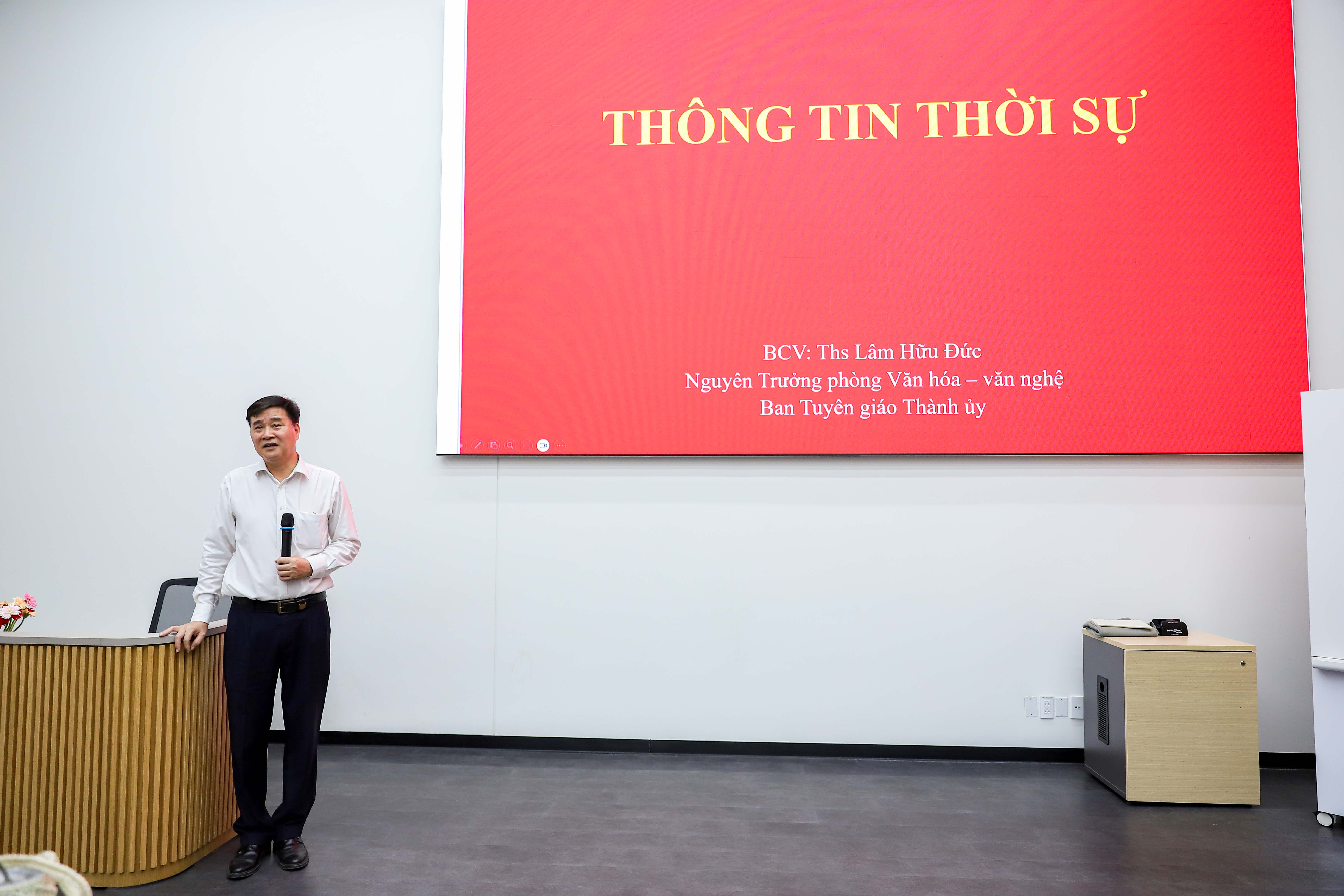 vlu-chi-bo-2-to-chuc-buoi-sinh-hoat-chuyen-de-tinh-hinh-thoi-su-trong-nuoc-a.jpg