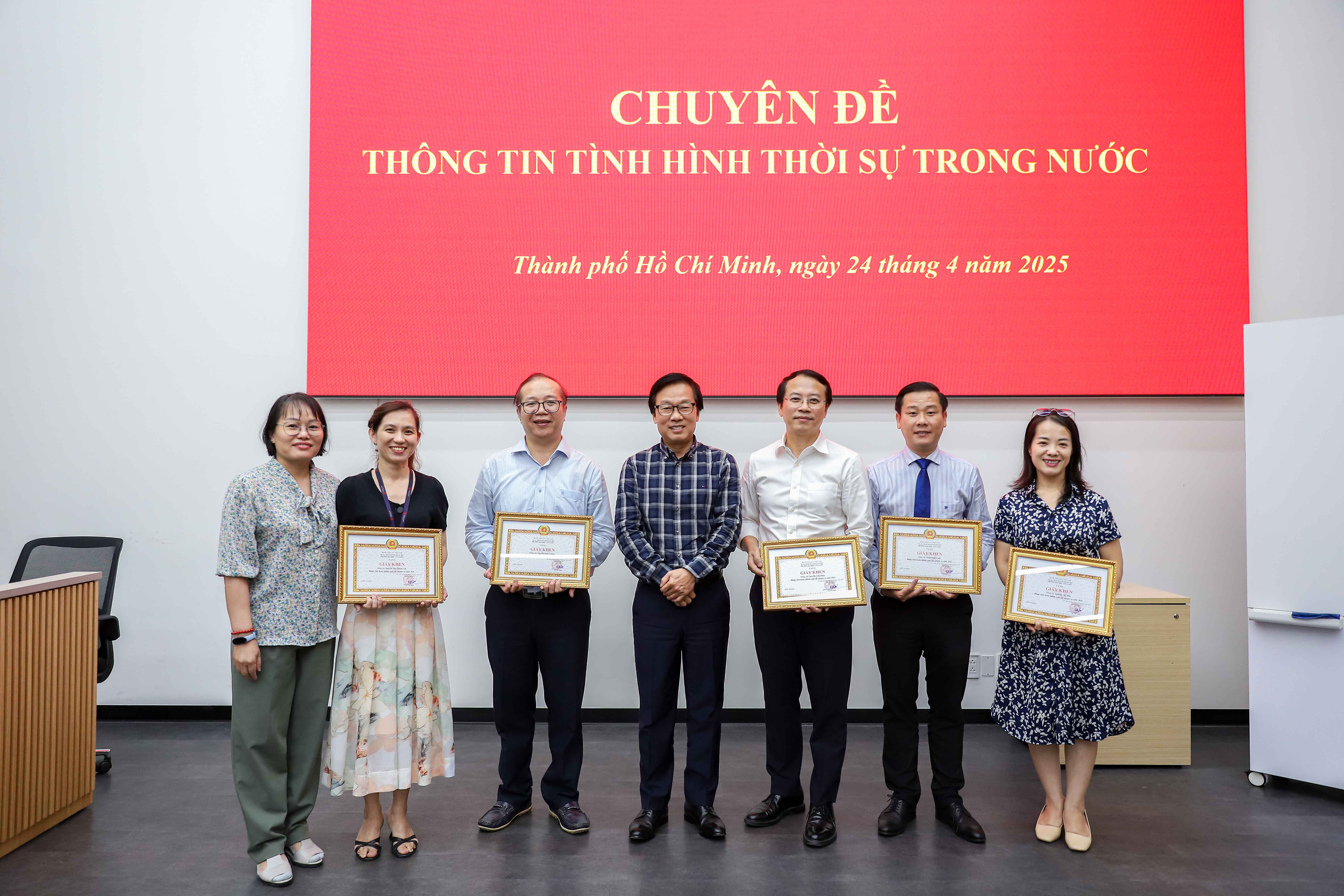 vlu-chi-bo-2-to-chuc-buoi-sinh-hoat-chuyen-de-tinh-hinh-thoi-su-trong-nuoc-c.jpg