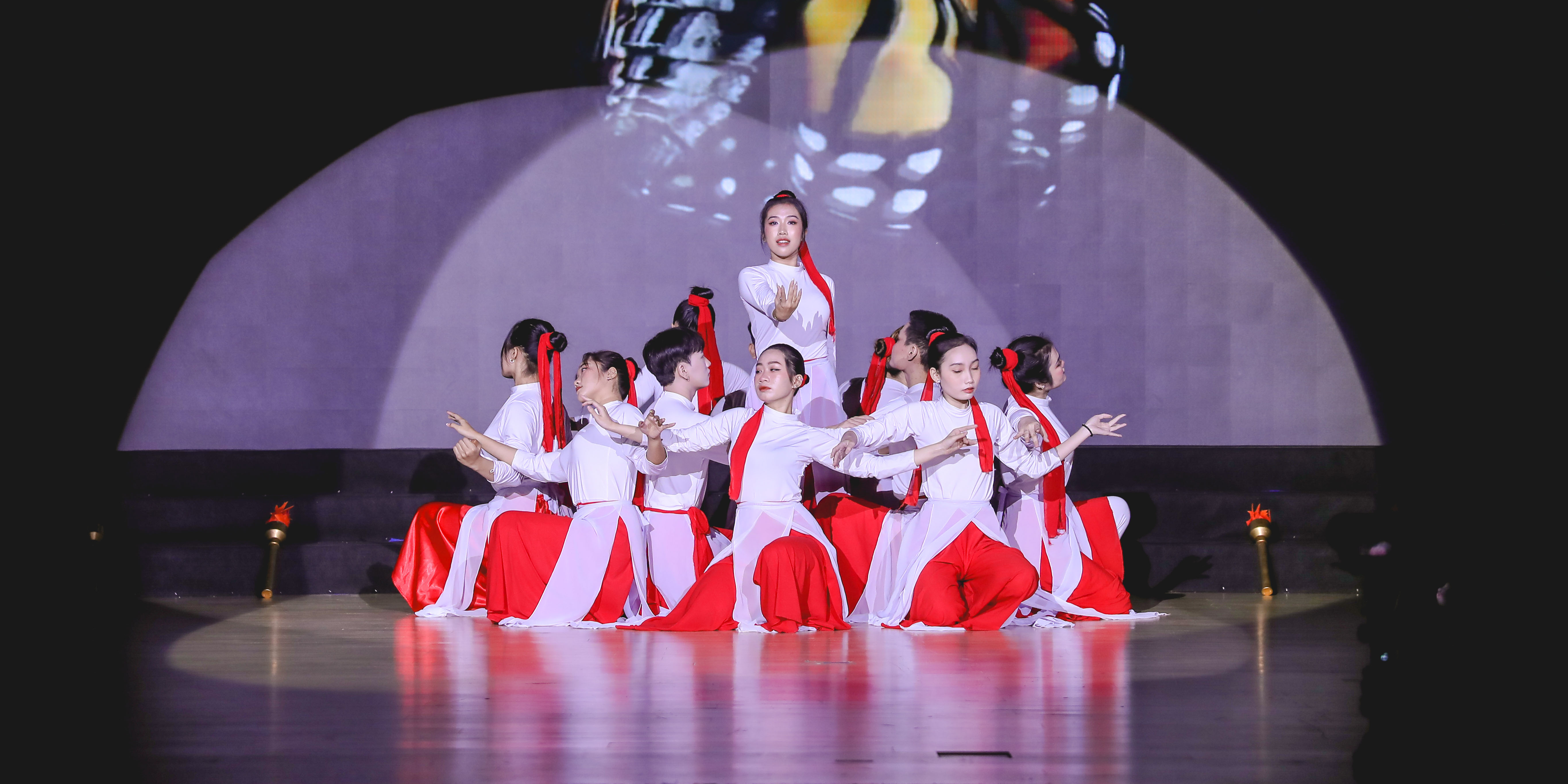 vlu-choong-chuong-trinh-chao-don-tan-sinh-vien-khoa-29-khoa-du-lich-f.jpg