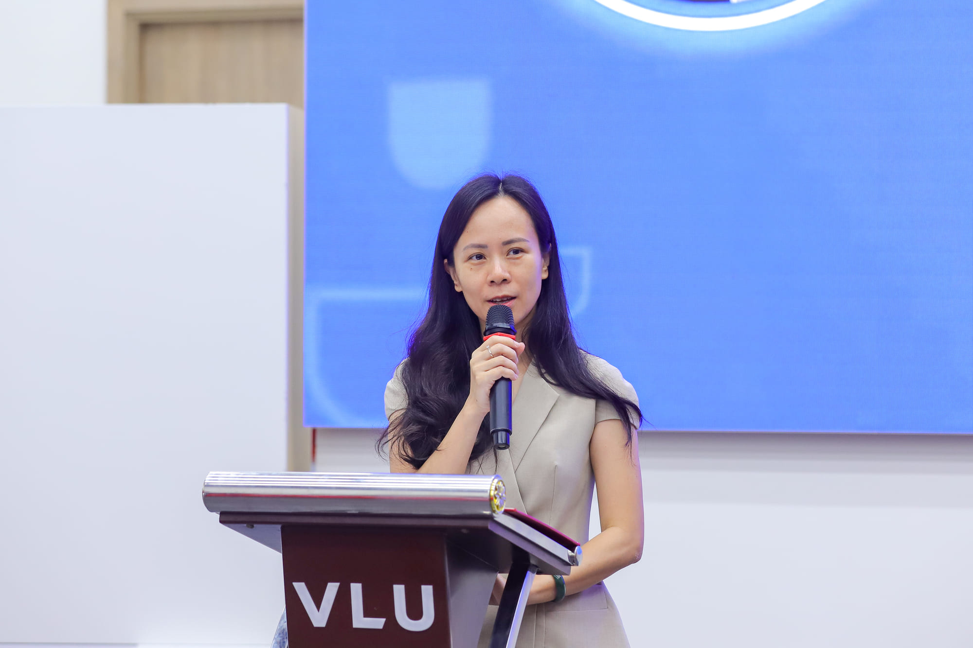 vlu-chuong-trinh-giao-luu-voi-nha-van-dong-tay-nuoi-duong-van-hoa-doc-cho-sinh-vien-van-lang-a.jpg