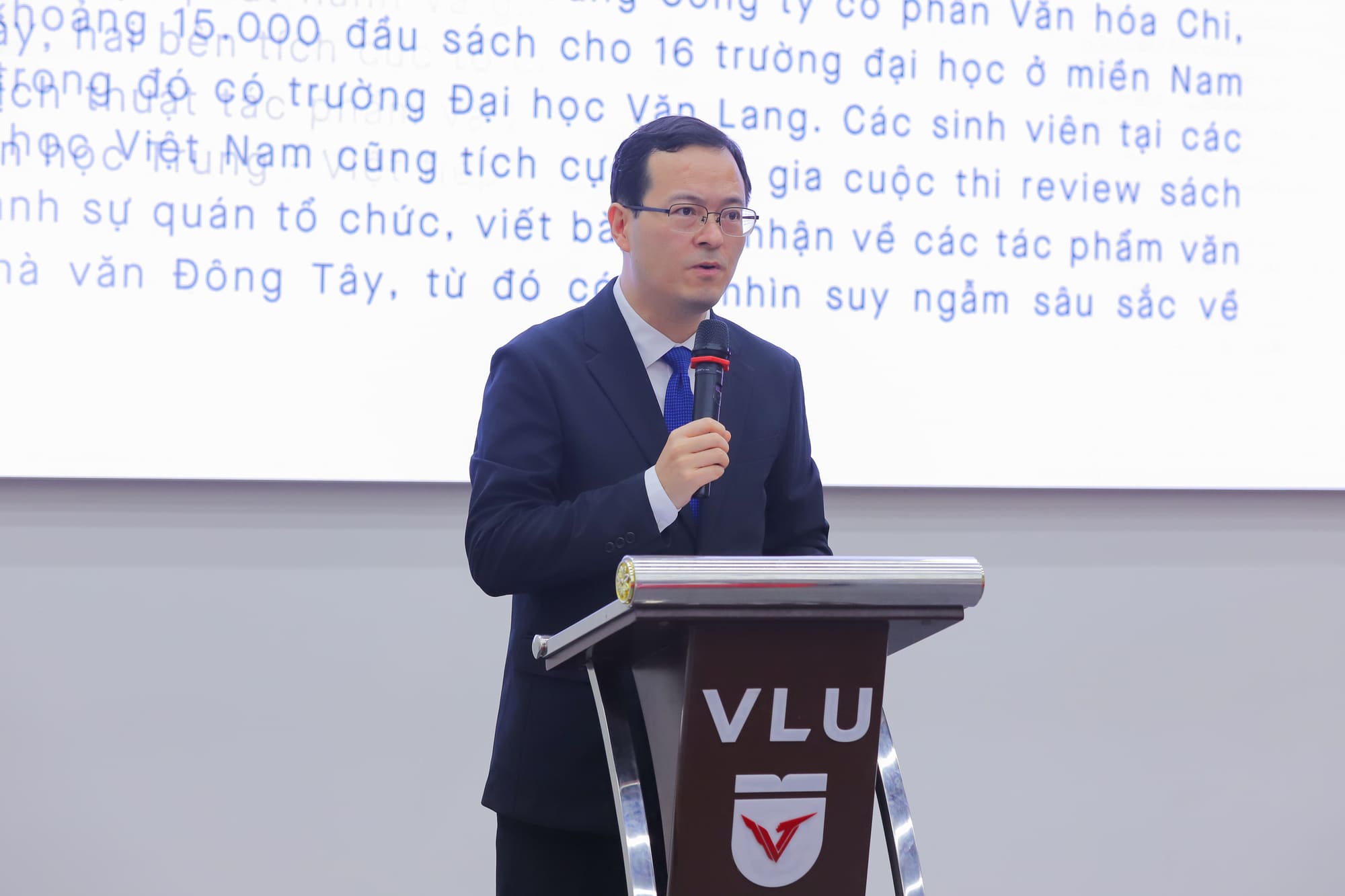 vlu-chuong-trinh-giao-luu-voi-nha-van-dong-tay-nuoi-duong-van-hoa-doc-cho-sinh-vien-van-lang-b.jpg