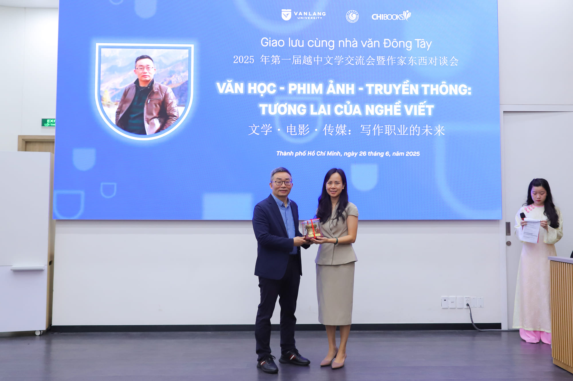 vlu-chuong-trinh-giao-luu-voi-nha-van-dong-tay-nuoi-duong-van-hoa-doc-cho-sinh-vien-van-lang-c.jpg