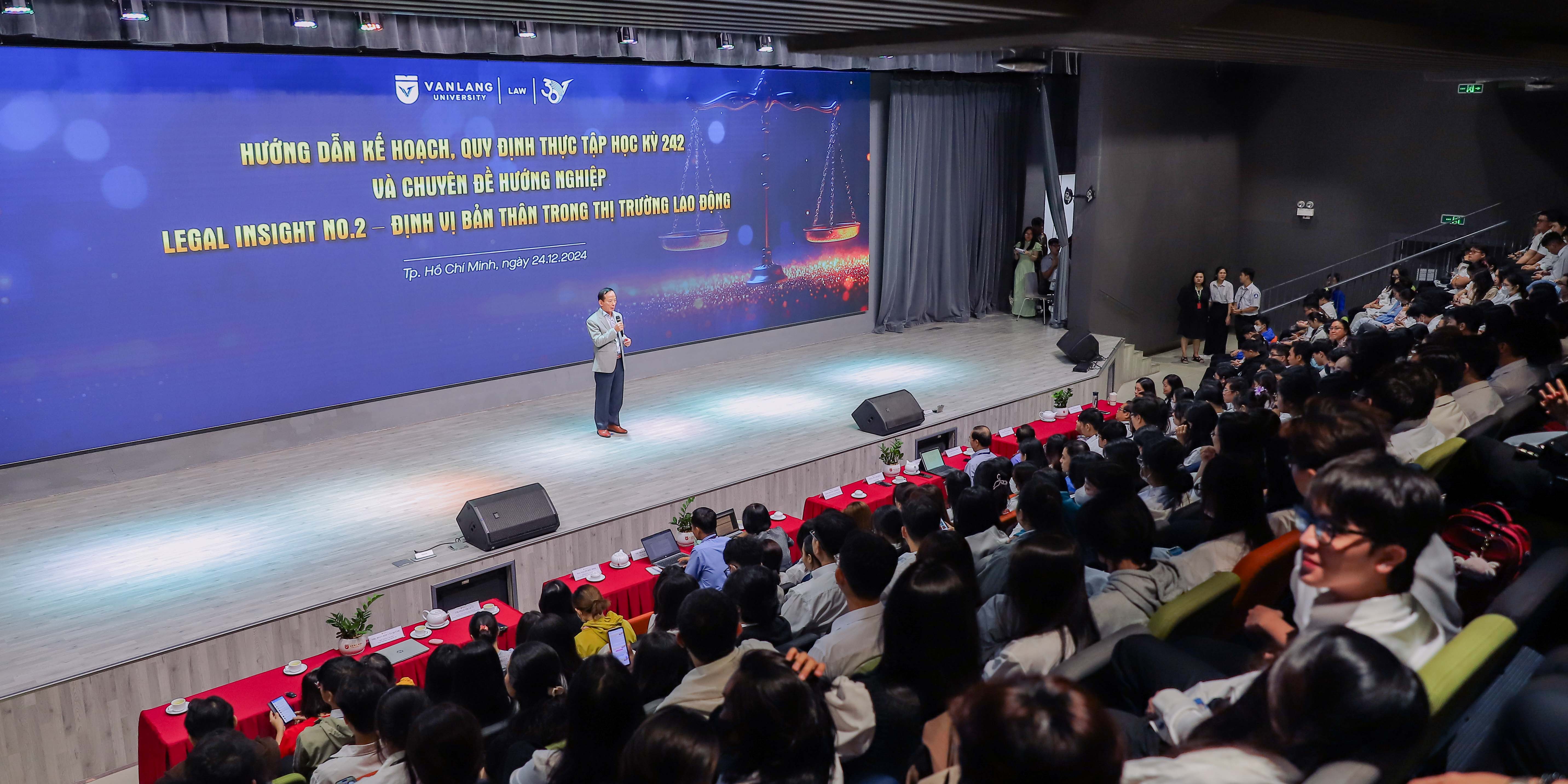vlu-chuong-trinh-huong-nghiep-cho-sinh-vien-khoa-luat-dinh-vi-ban-than-trong-thi-truong-lao-dong-a.jpg