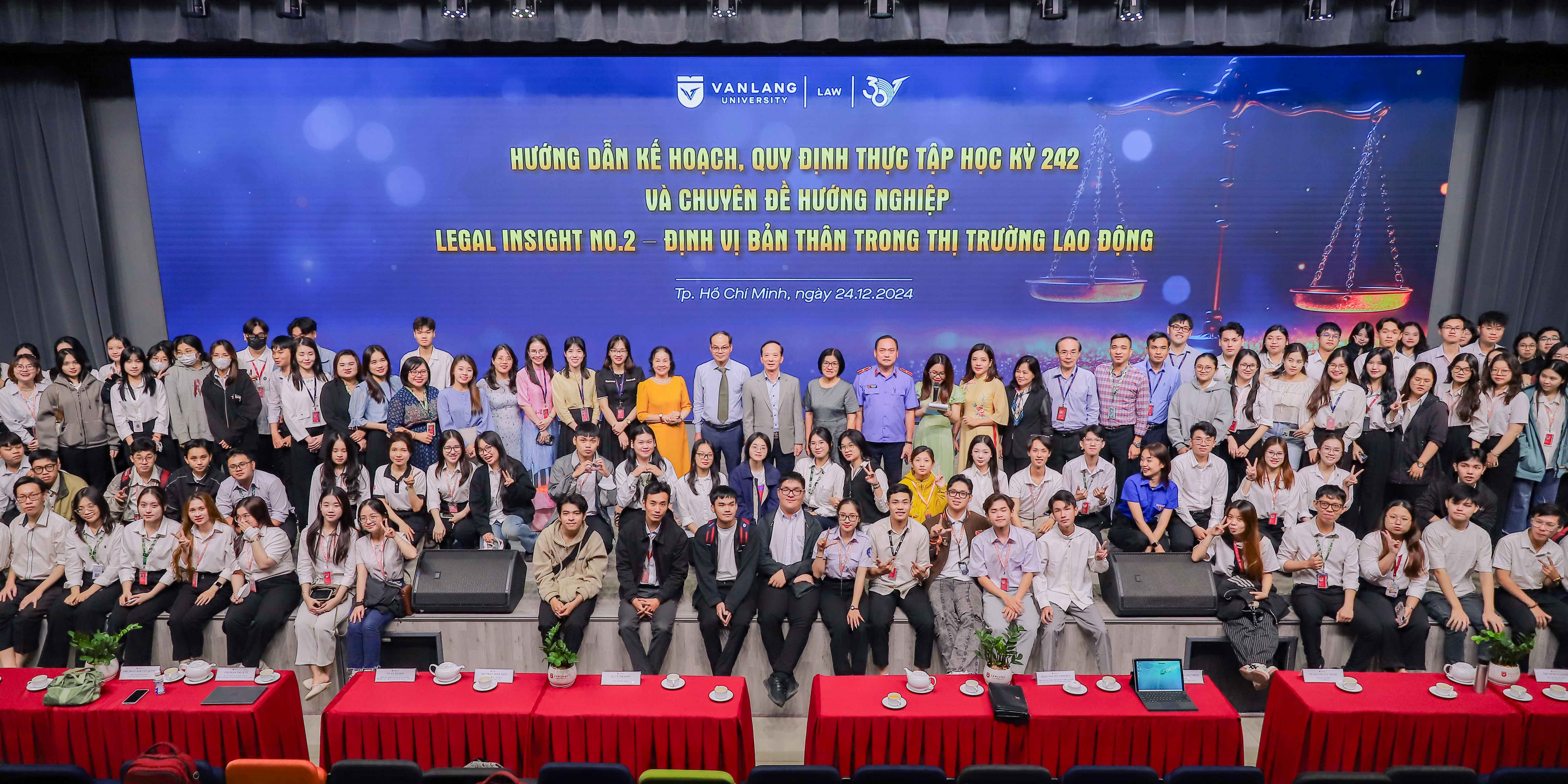 vlu-chuong-trinh-huong-nghiep-cho-sinh-vien-khoa-luat-dinh-vi-ban-than-trong-thi-truong-lao-dong-d.jpg
