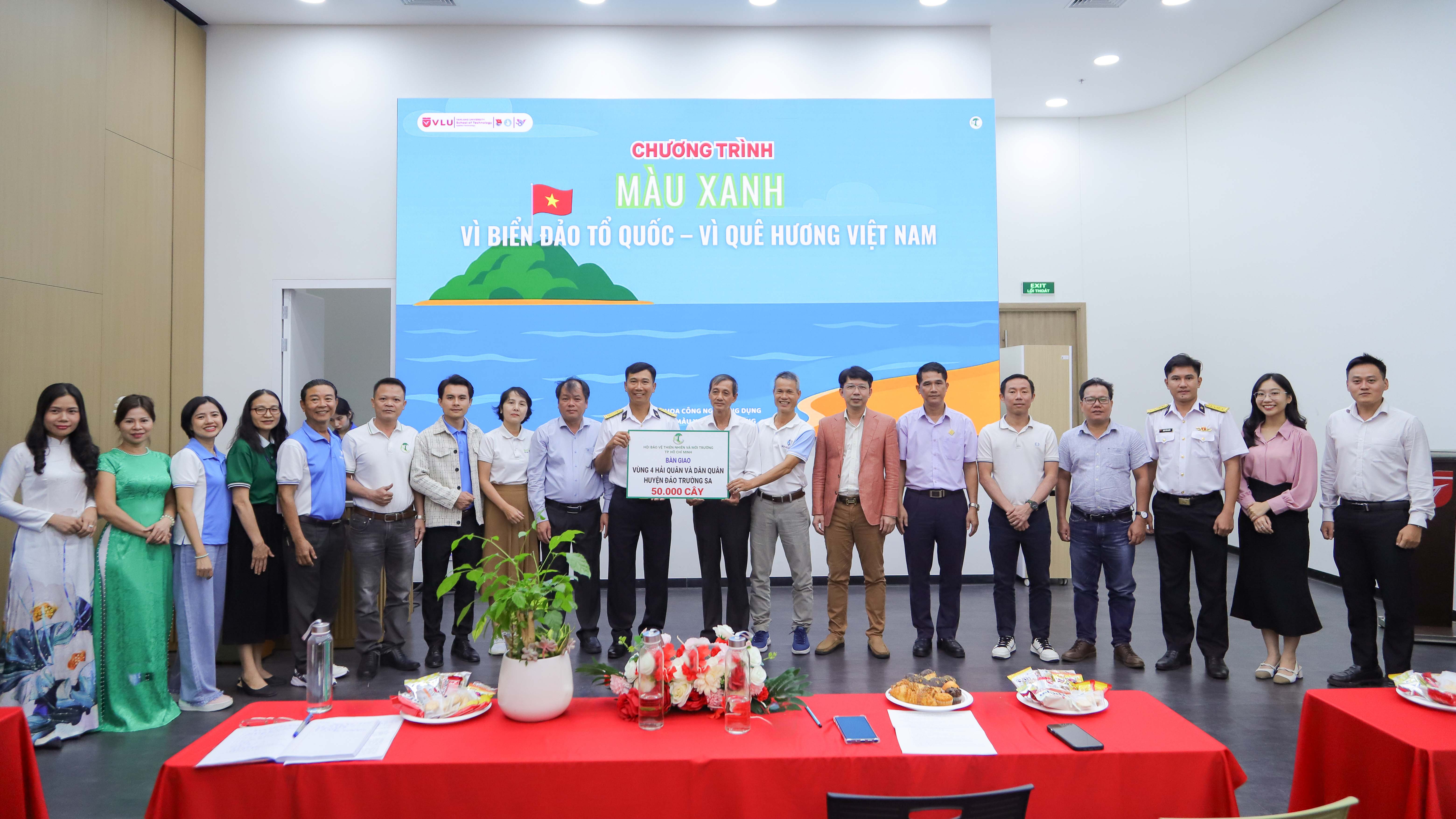 vlu-chuong-trinh-mau-xanh-vi-bien-dao-to-quoc-vi-que-huong-viet-nam-f.jpg