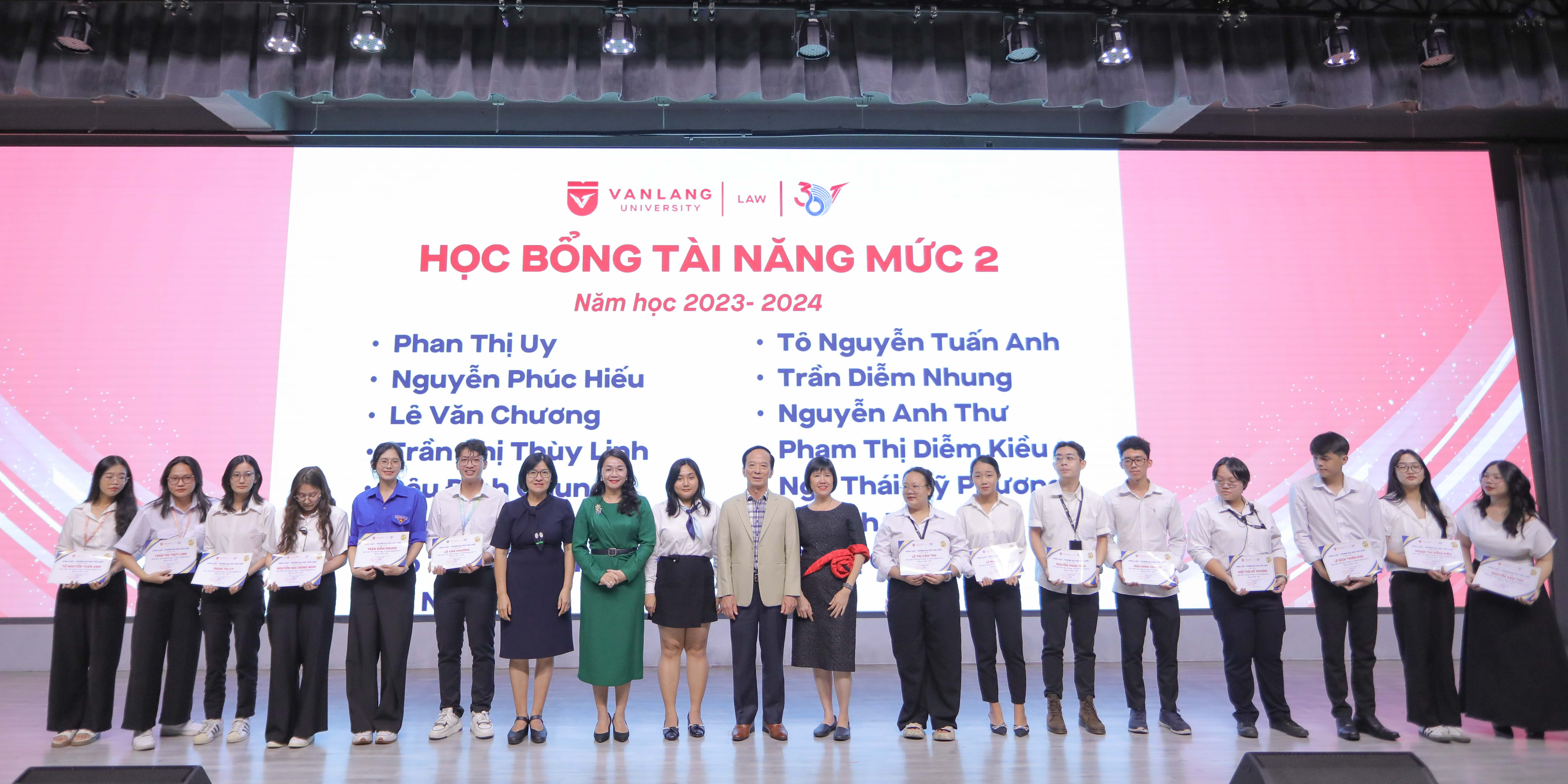 vlu-chuong-trinh-orientation-day-chao-don-k30-khoa-luat-truong-dai-hoc-van-lang-d.jpg