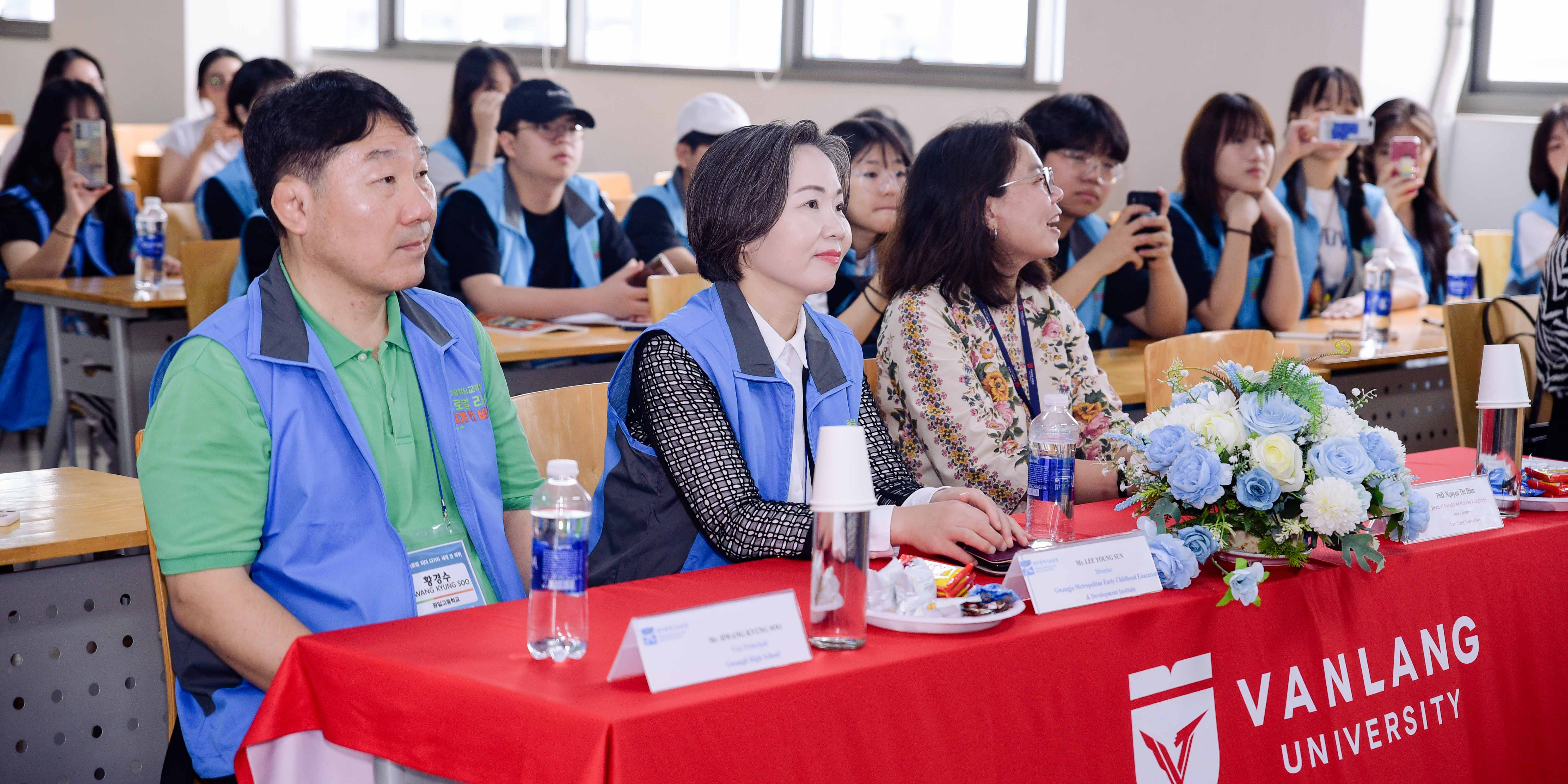 vlu-chuong-trinh-vong-quanh-the-gioi-da-sac-mau-cua-nha-lanh-dao-toan-cau-2024-ket-noi-van-hoa-viẹt-han-a.jpg