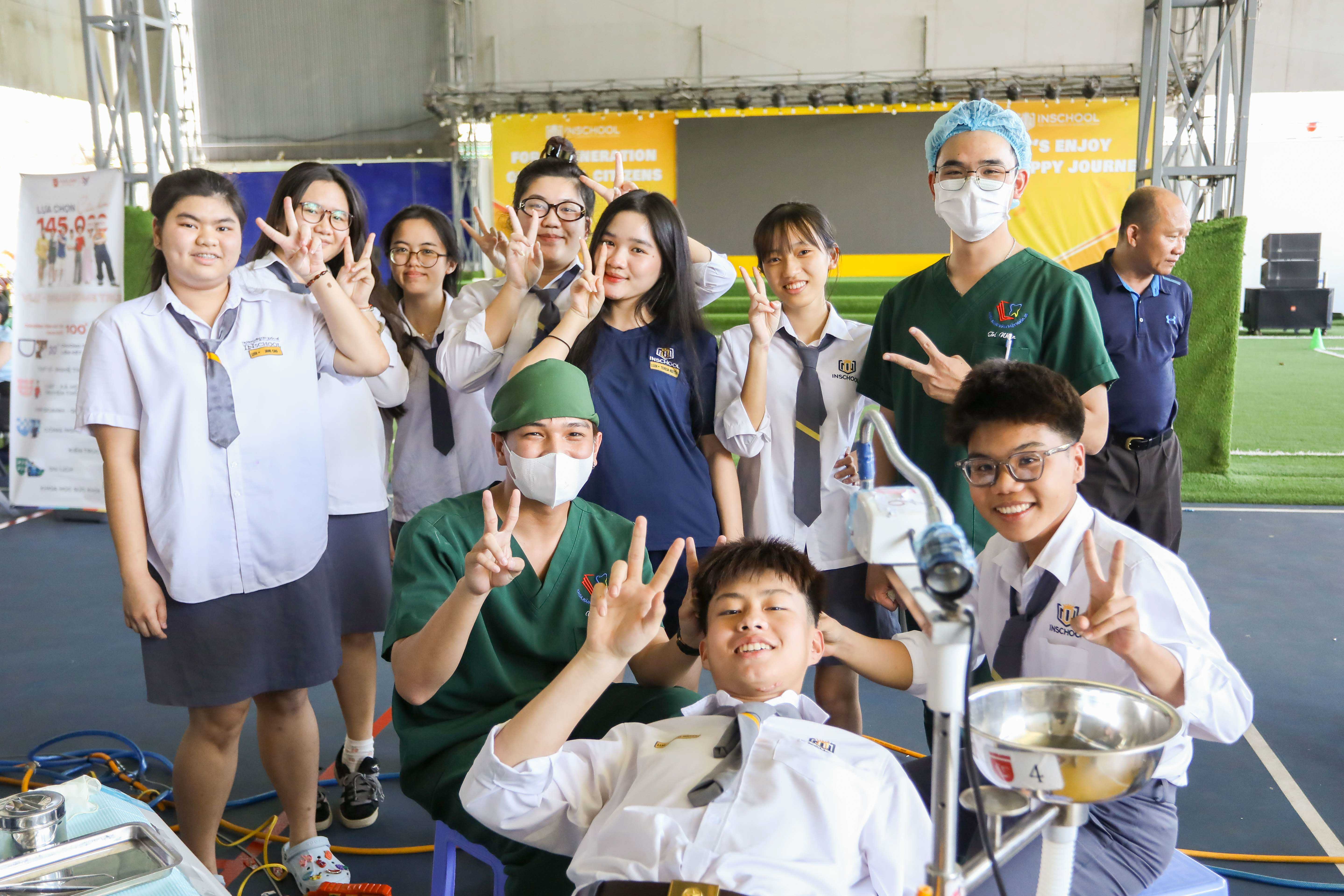 vlu-chuyen-xe-nha-khoa-luu-dong-vlu-mang-nu-cuoi-va-trai-nghiem-den-voi-hoc-sinh-inschool-long-khanh-b.jpg