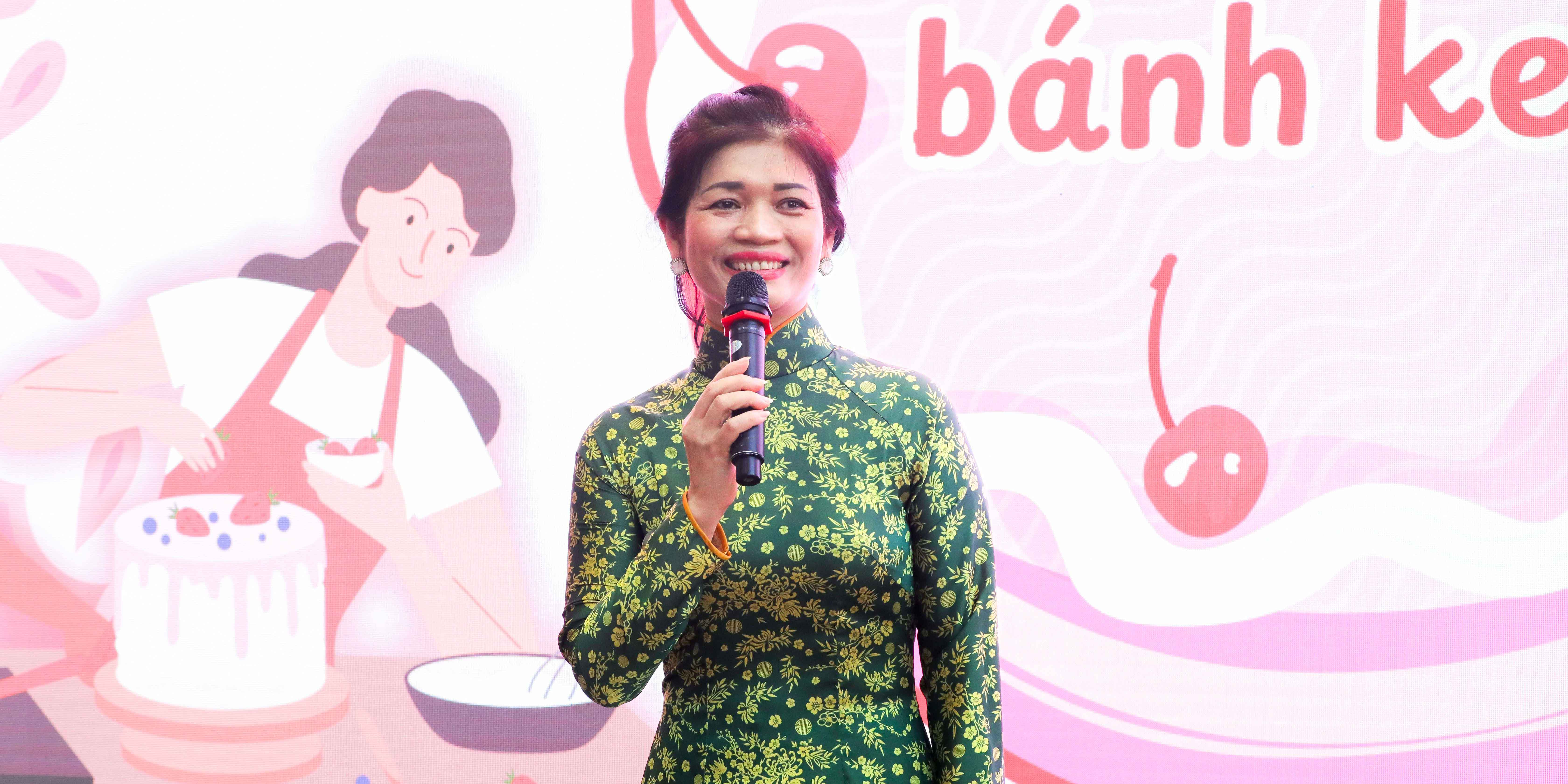 vlu-cong-doan-truong-dai-hoc-van-lang-lan-dau-tien-to-chuc-hoi-thi-trang-tri-banh-kem-nhan-ngay-phu-nu-viet-nam-a.jpg