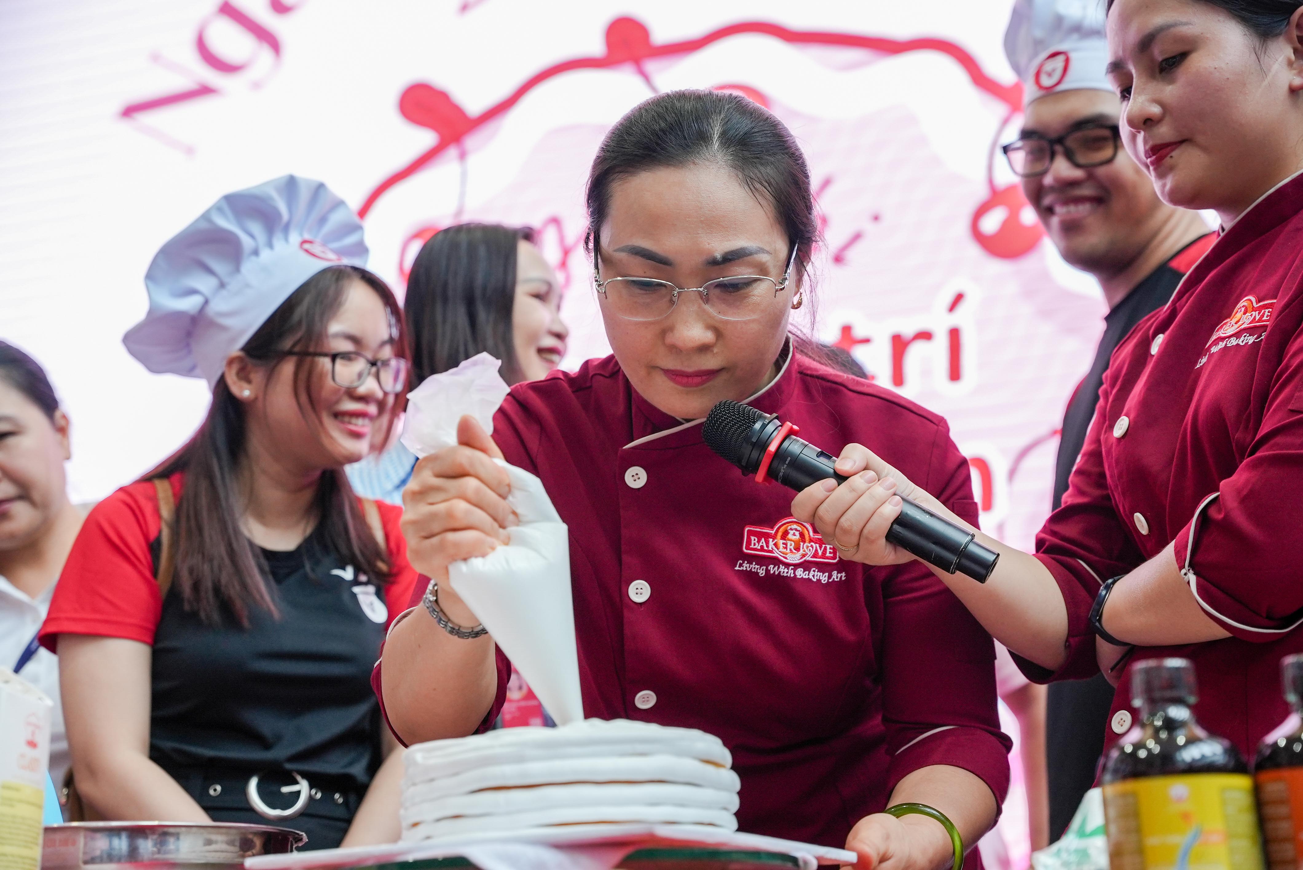 vlu-cong-doan-truong-dai-hoc-van-lang-lan-dau-tien-to-chuc-hoi-thi-trang-tri-banh-kem-nhan-ngay-phu-nu-viet-nam-b.jpg