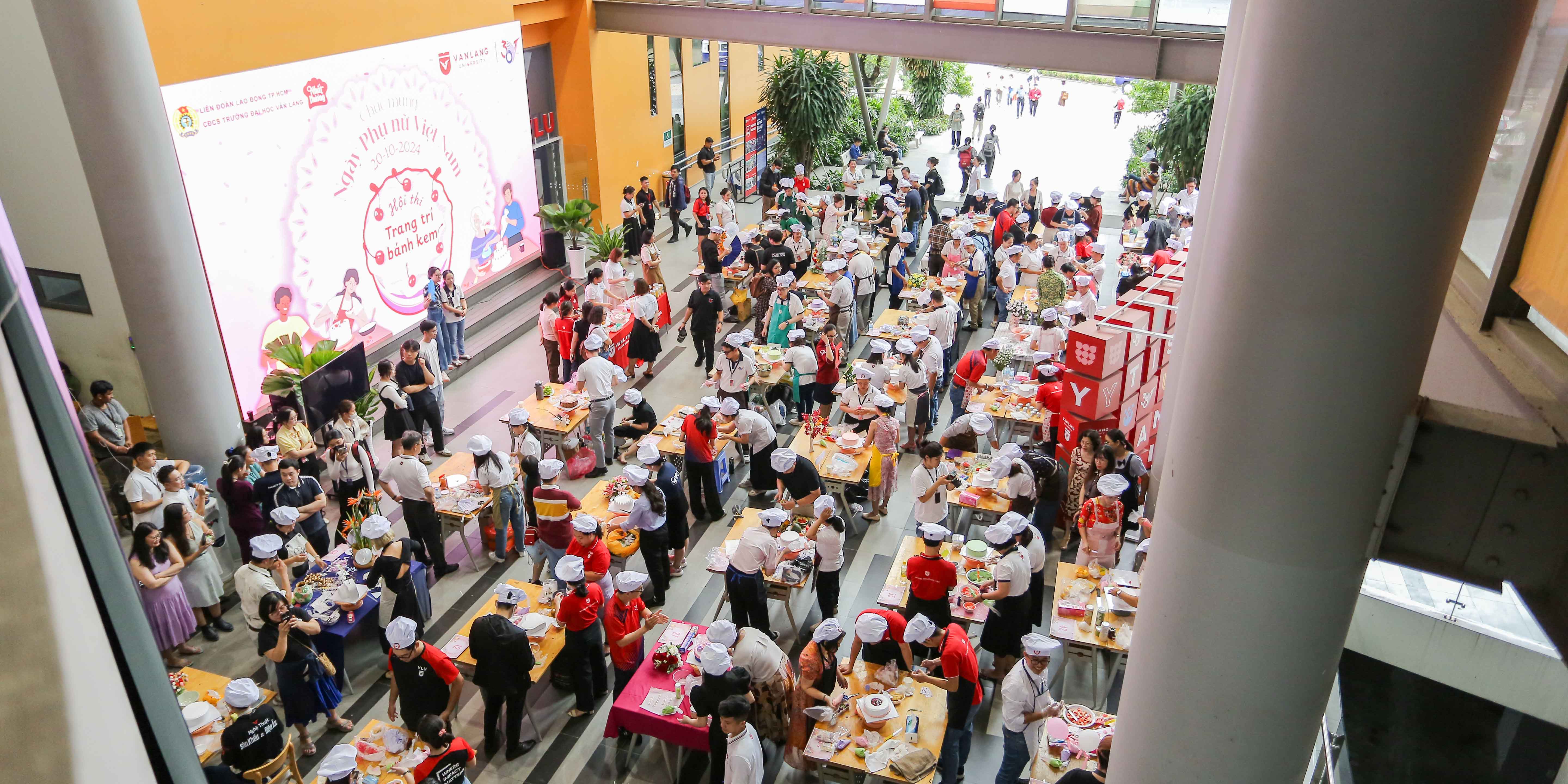 vlu-cong-doan-truong-dai-hoc-van-lang-lan-dau-tien-to-chuc-hoi-thi-trang-tri-banh-kem-nhan-ngay-phu-nu-viet-nam-f.jpg