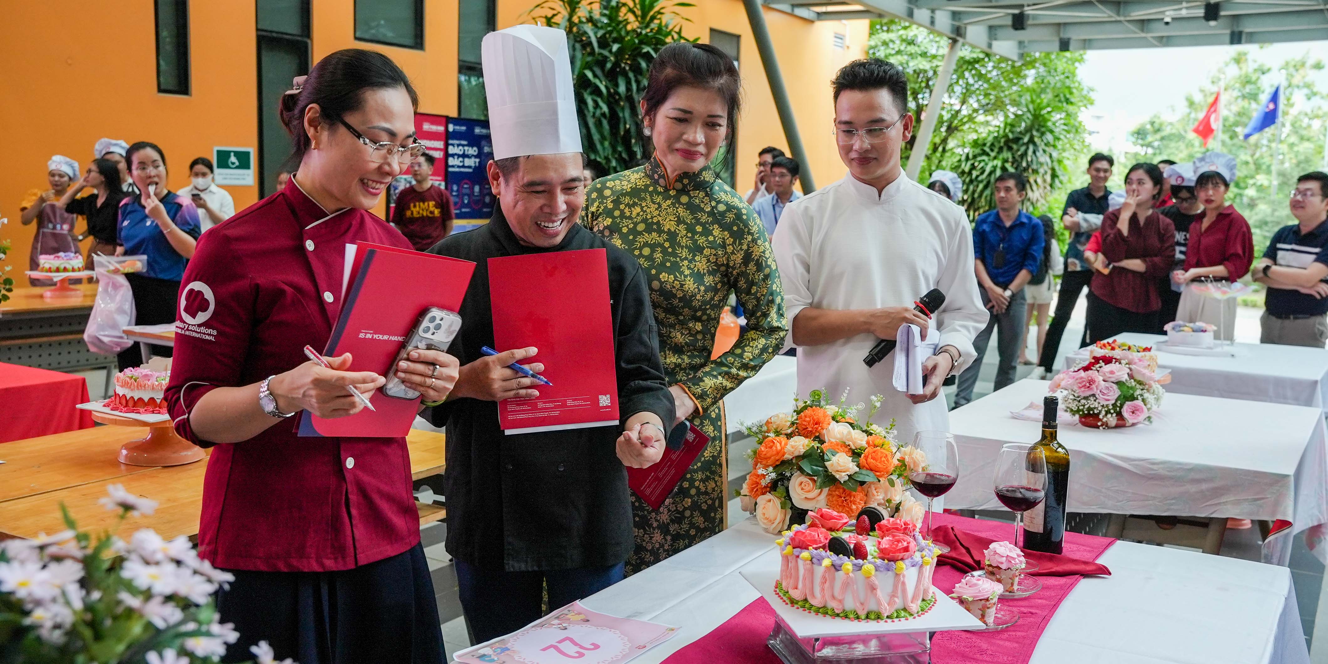 vlu-cong-doan-truong-dai-hoc-van-lang-lan-dau-tien-to-chuc-hoi-thi-trang-tri-banh-kem-nhan-ngay-phu-nu-viet-nam-g.jpg