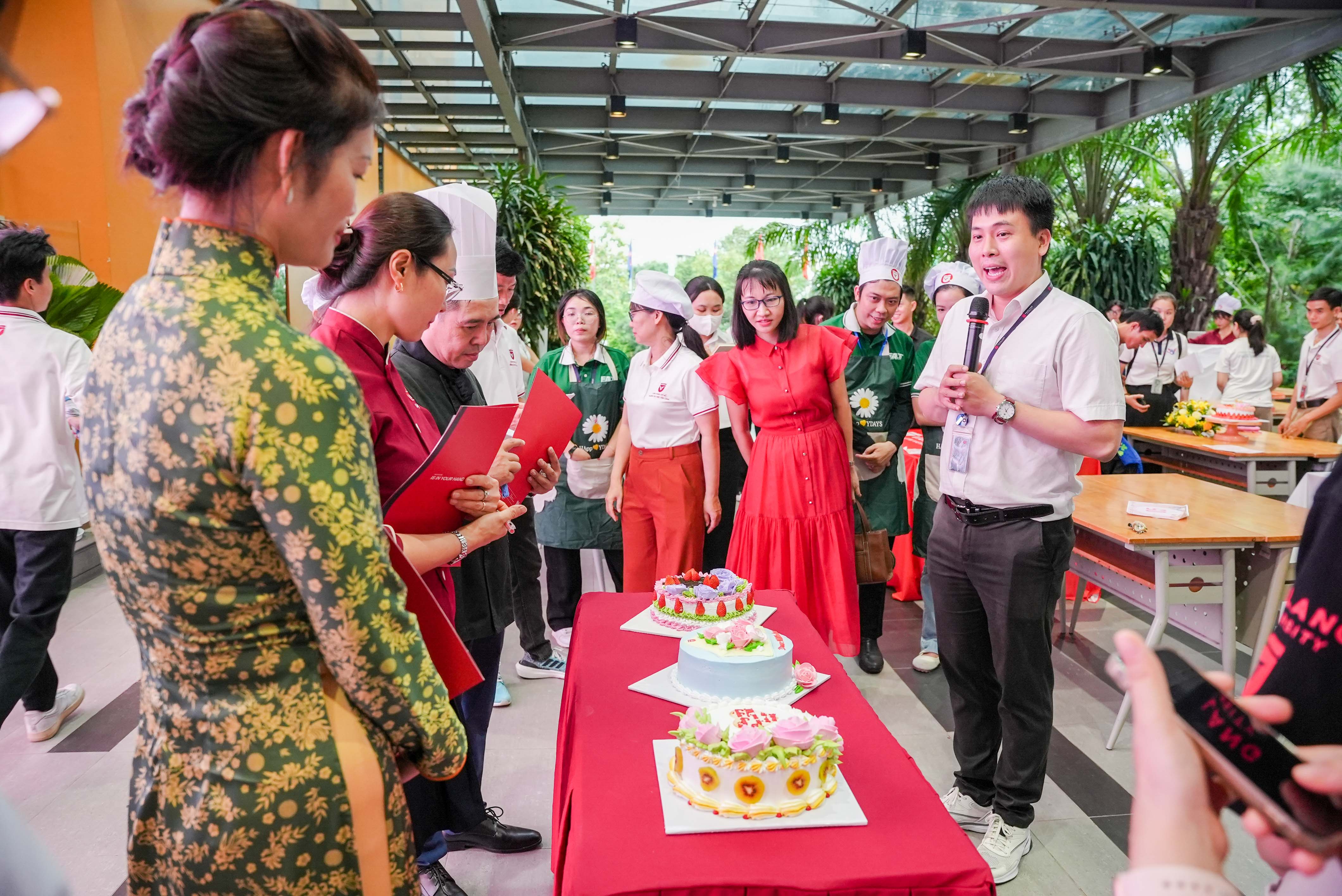 vlu-cong-doan-truong-dai-hoc-van-lang-lan-dau-tien-to-chuc-hoi-thi-trang-tri-banh-kem-nhan-ngay-phu-nu-viet-nam-h.jpg