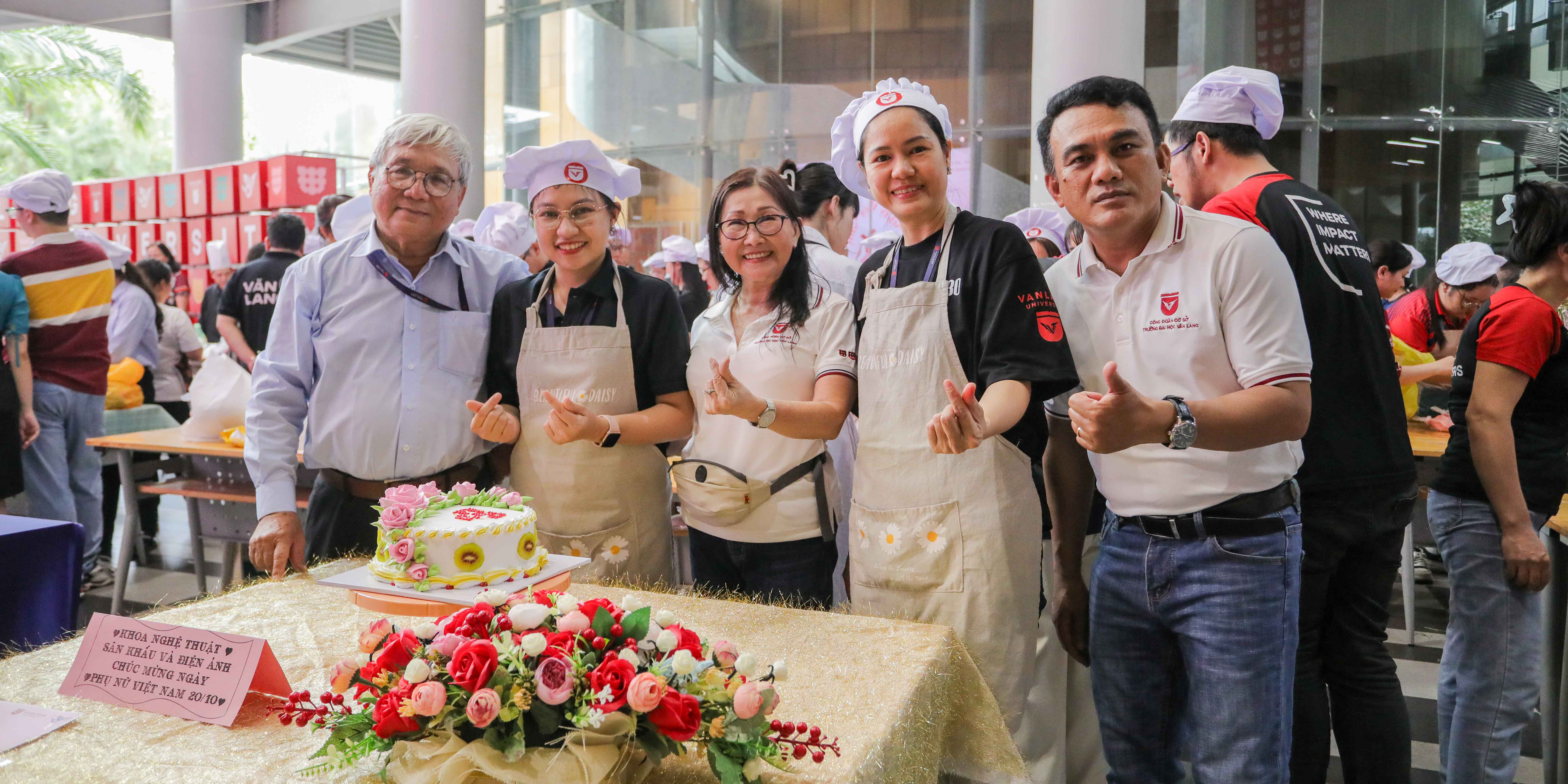 vlu-cong-doan-truong-dai-hoc-van-lang-lan-dau-tien-to-chuc-hoi-thi-trang-tri-banh-kem-nhan-ngay-phu-nu-viet-nam-i.jpg