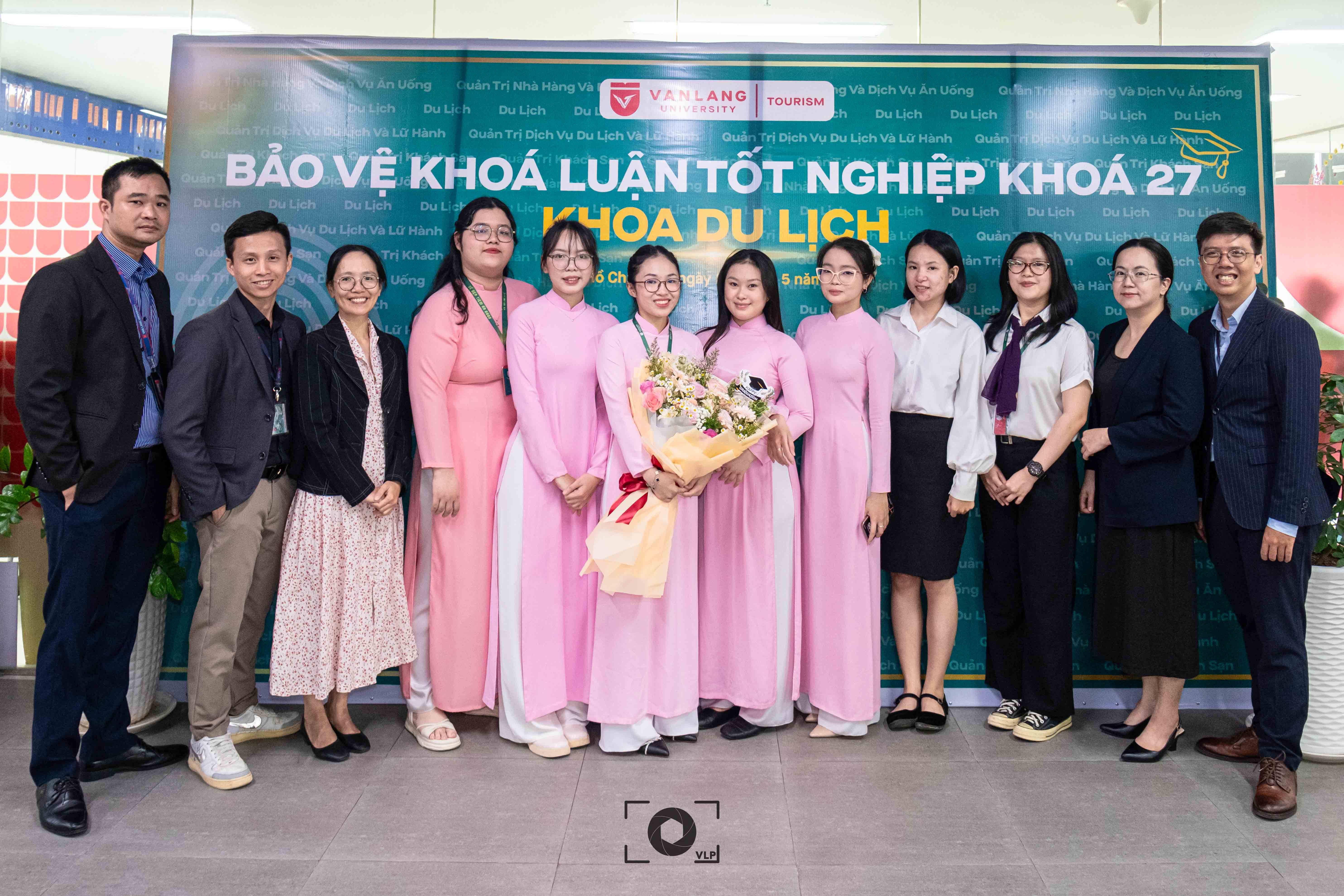 vlu-dau-an-khoa-luan-tot-nghiep-cua-sinh-vien-khoa-27-cac-nganh-khoa-du-lich-a.jpg