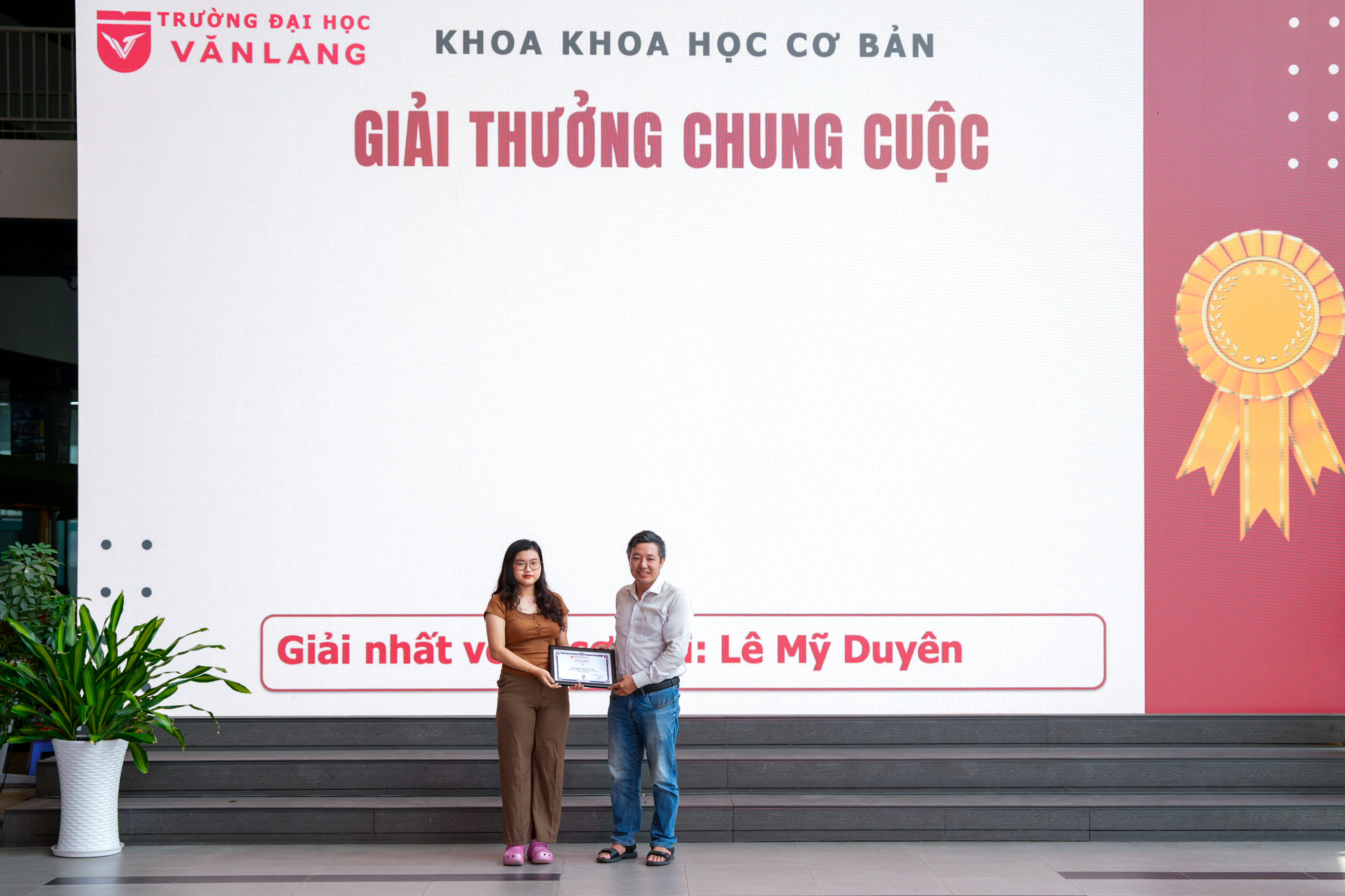 vlu-dau-truong-tri-thuc-bung-no-sinh-vien-van-lang-chinh-phuc-cuoc-thi-tim-hieu-cac-mon-khoa-hoc-dai-cuong-j.jpg