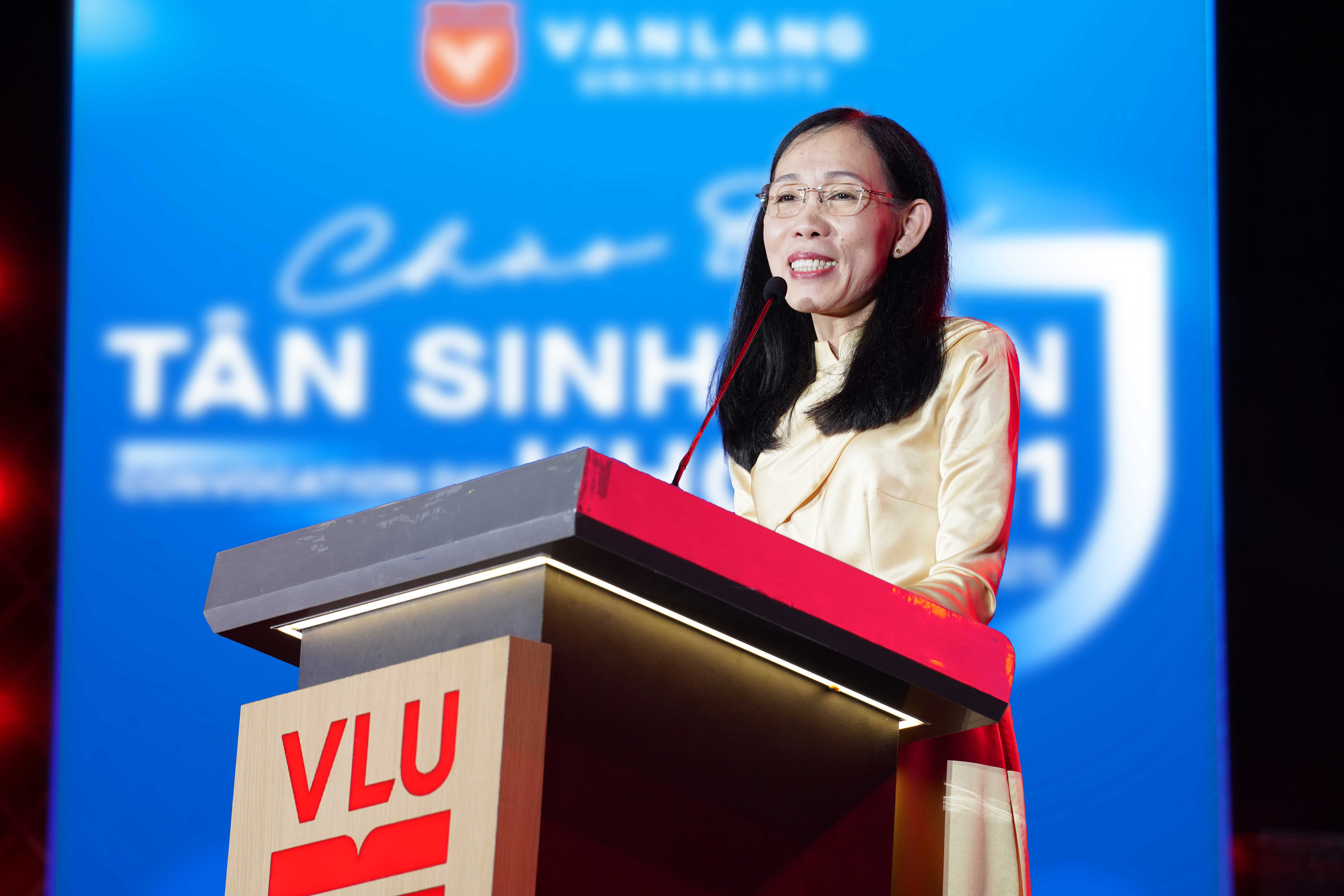 vlu-dien-van-hieu-truong-chuong-trinh-chao-don-tan-sinh-vien-khoa-31-a.jpg