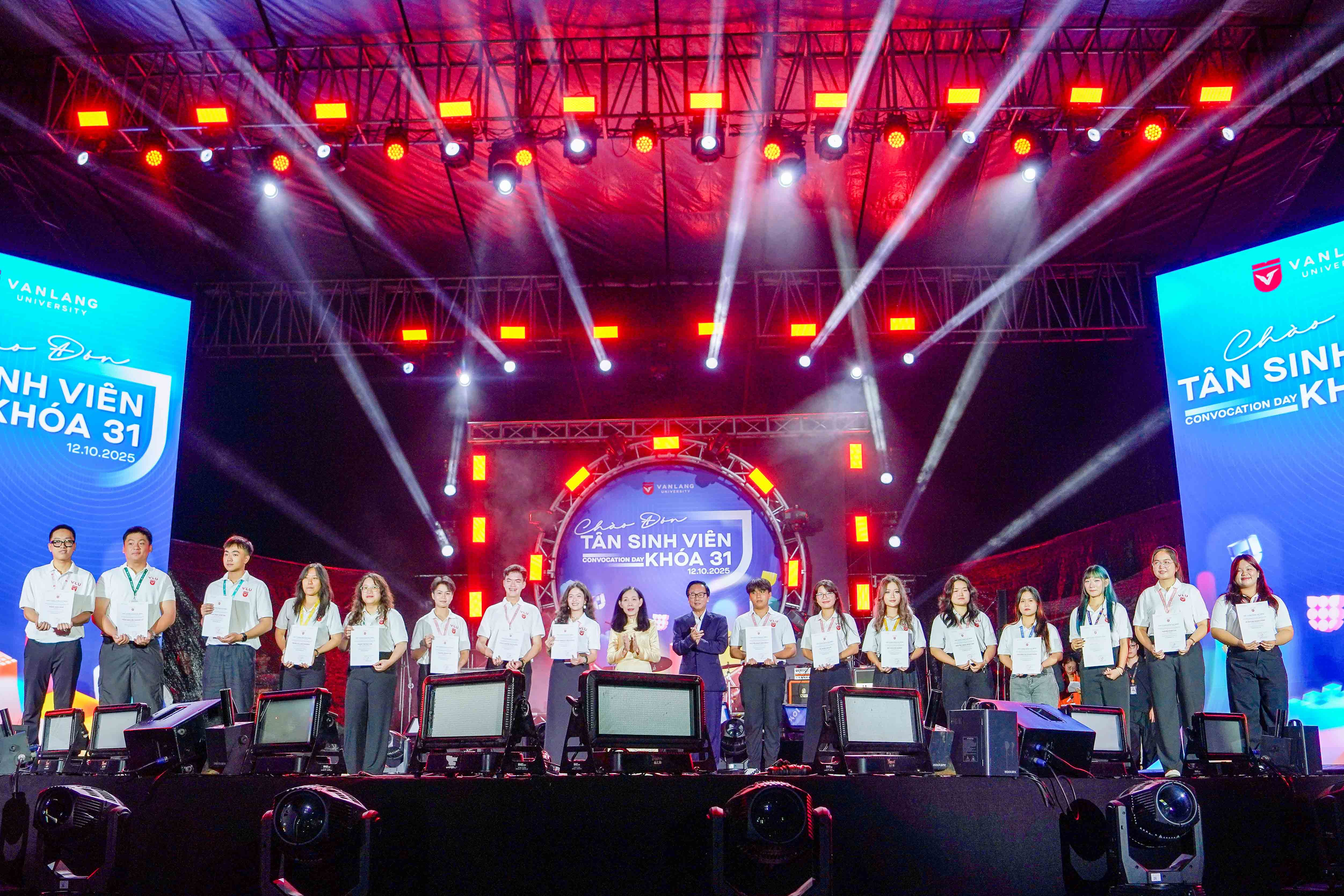 vlu-dien-van-hieu-truong-chuong-trinh-chao-don-tan-sinh-vien-khoa-31-c.jpg