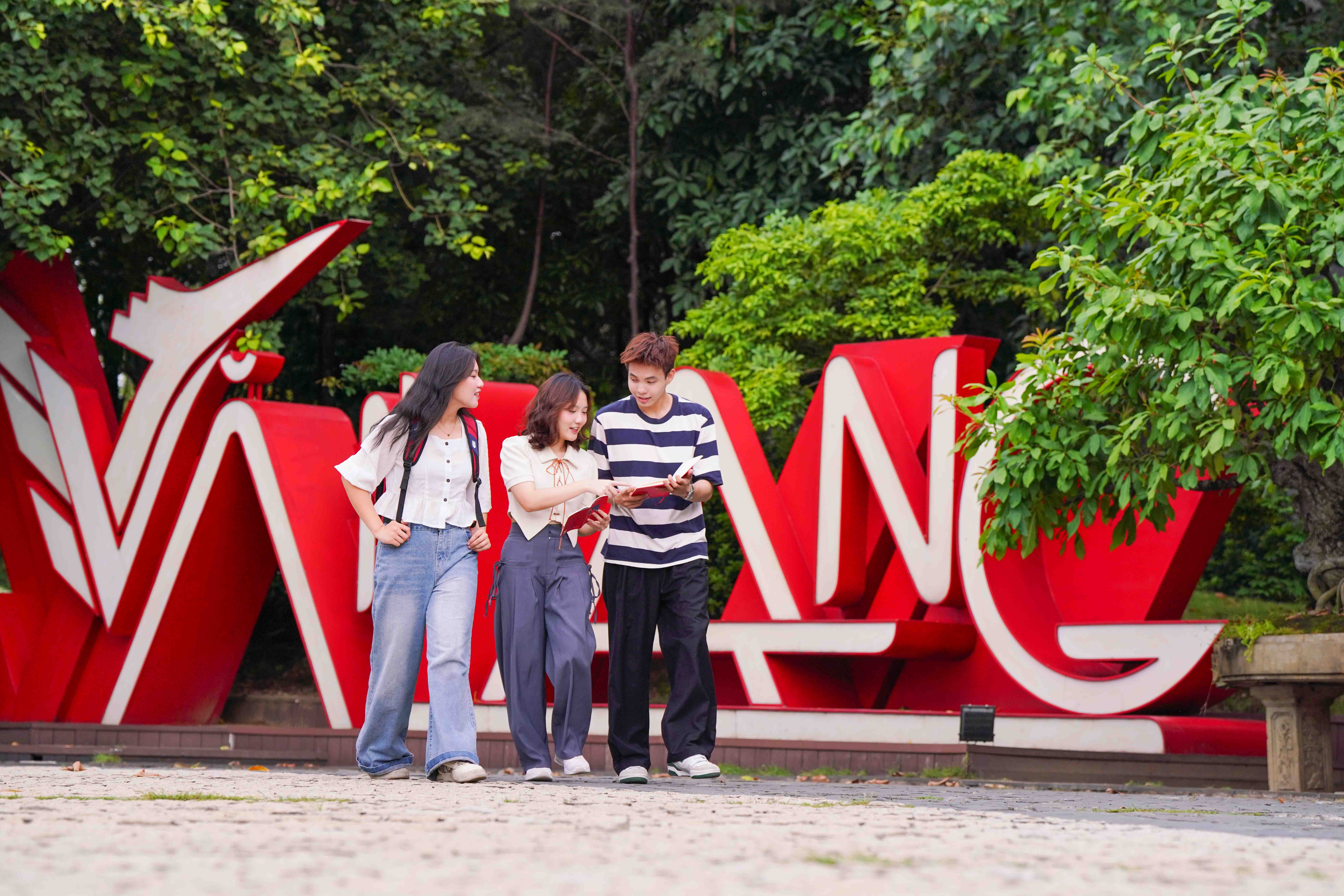vlu-dien-van-hieu-truong-chuong-trinh-chao-don-tan-sinh-vien-khoa-31-i.jpg
