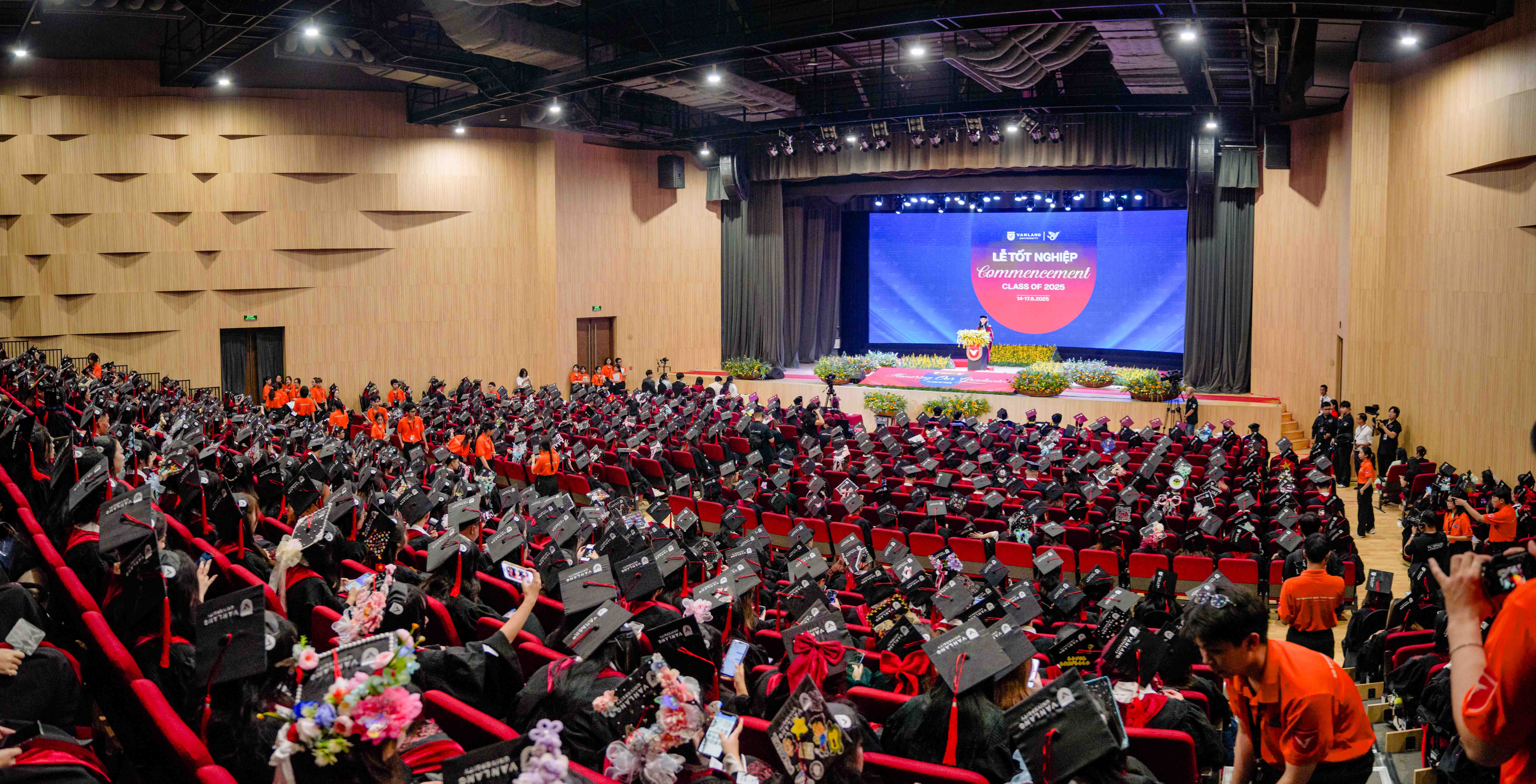 vlu-dien-van-hieu-truong-le-tot-nghiep-nam-2025-a.jpg