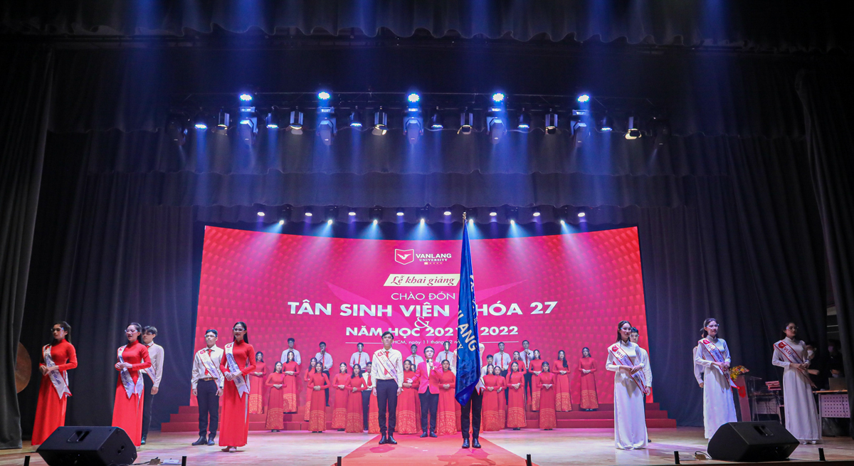 vlu-dien-van-hieu-truong-le-tot-nghiep-nam-2025-b.jpg