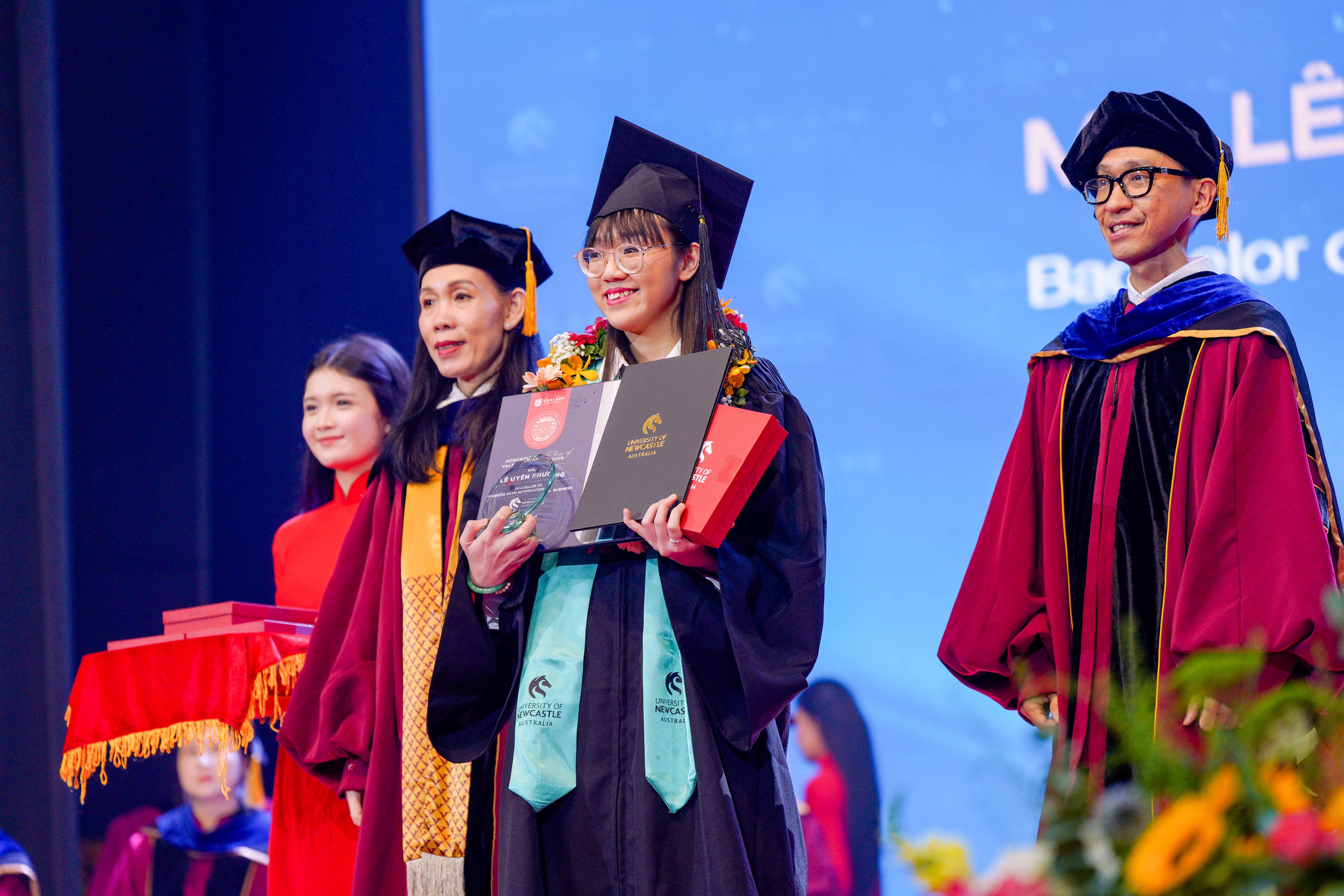 vlu-dien-van-hieu-truong-le-tot-nghiep-nam-2025-c.jpg