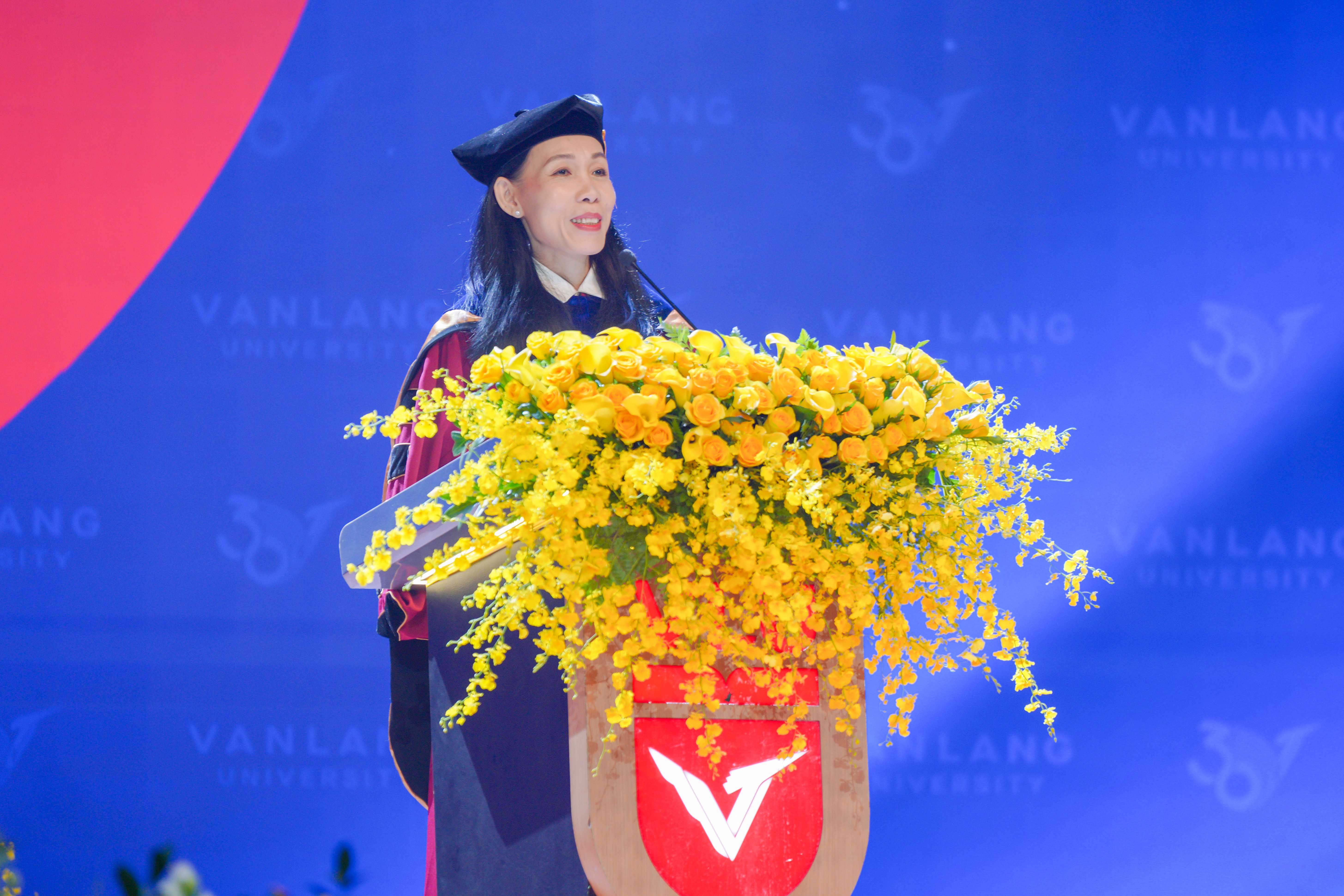 vlu-dien-van-hieu-truong-le-tot-nghiep-nam-2025-d.jpg